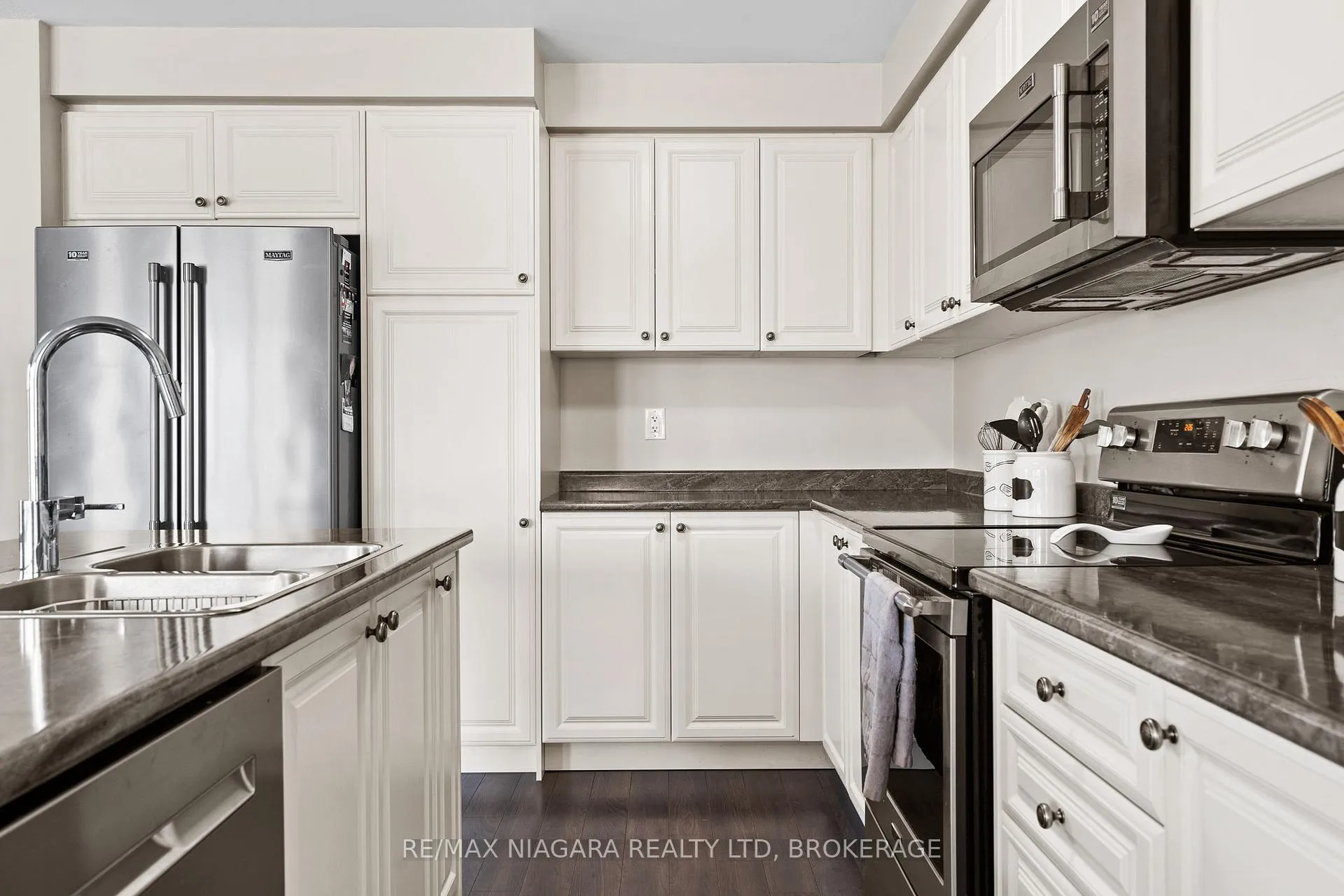 Photo 14 of 7782 Dockweed Drive, Niagara Falls, Brown — HOMEH