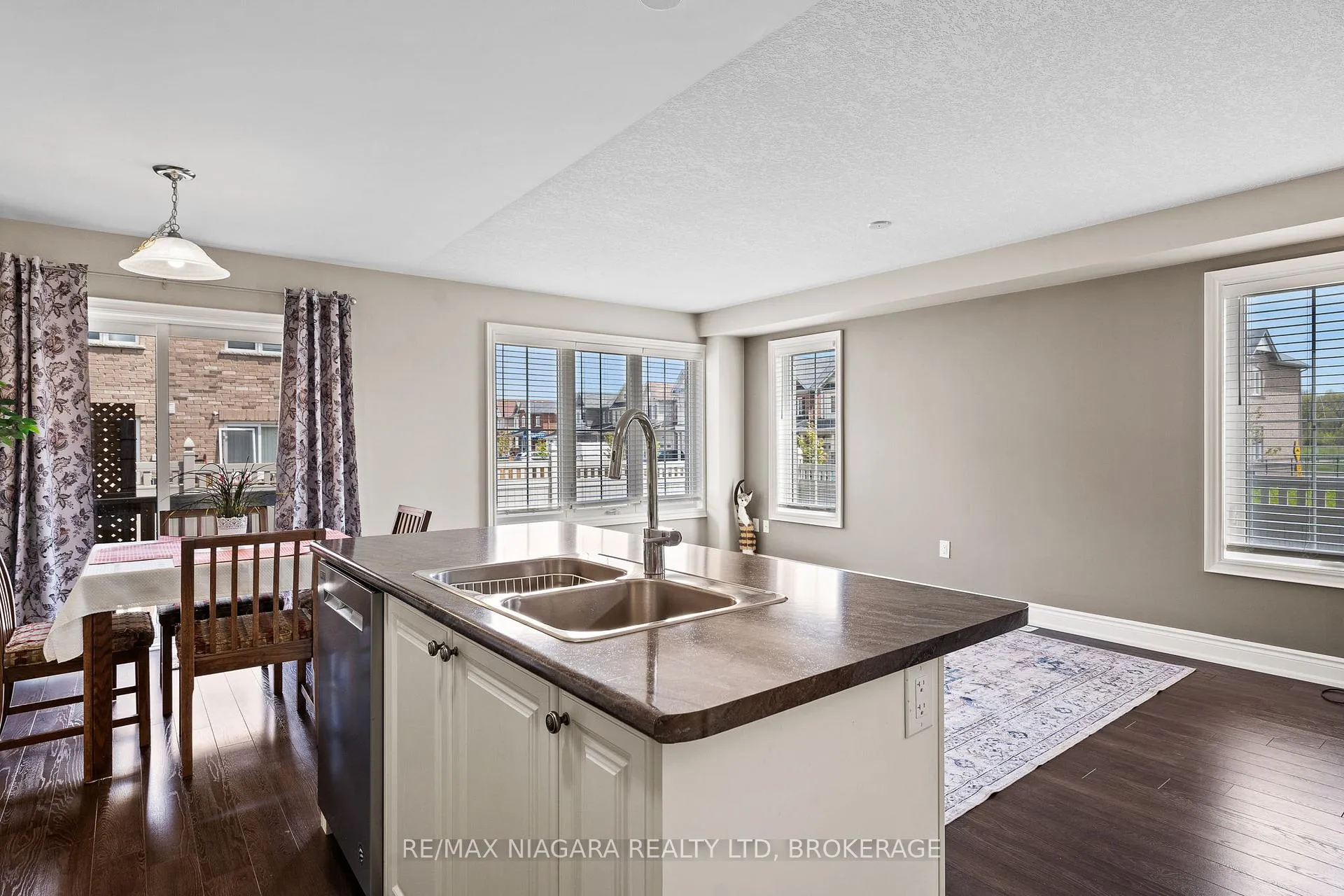 Photo 15 of 7782 Dockweed Drive, Niagara Falls, Brown — HOMEH