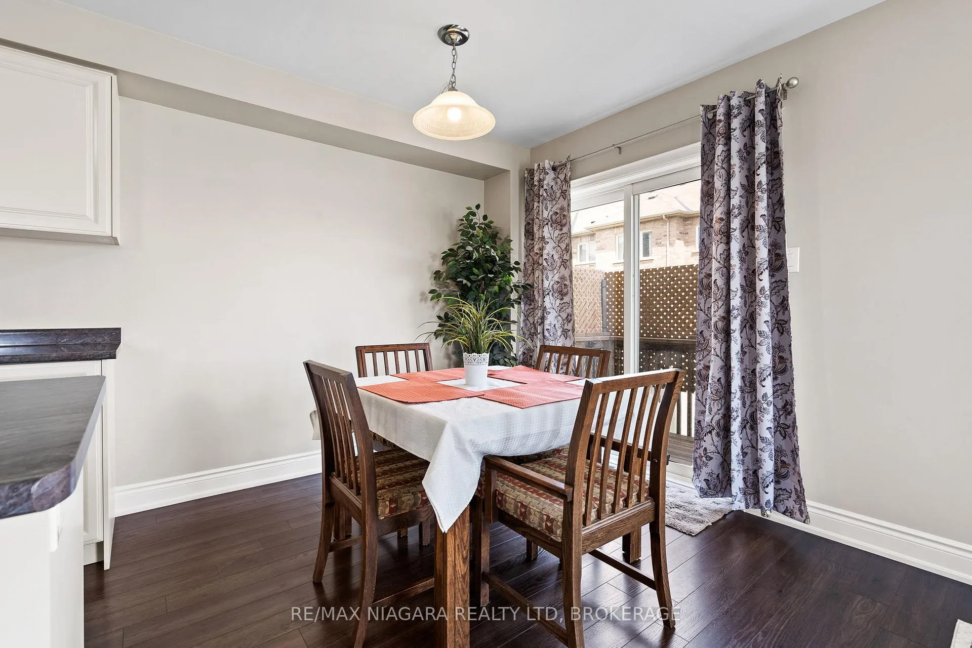Photo 16 of 7782 Dockweed Drive, Niagara Falls, Brown — HOMEH