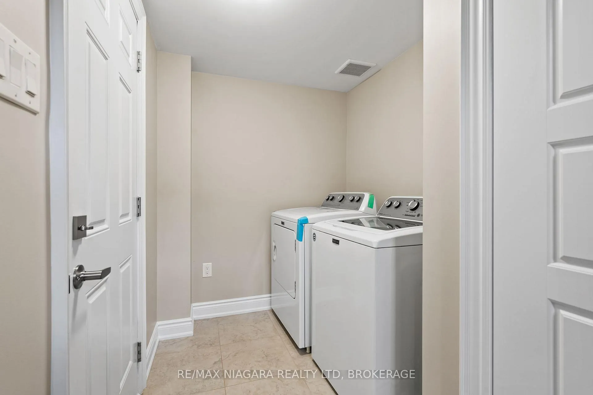 Photo 18 of 7782 Dockweed Drive, Niagara Falls, Brown — HOMEH