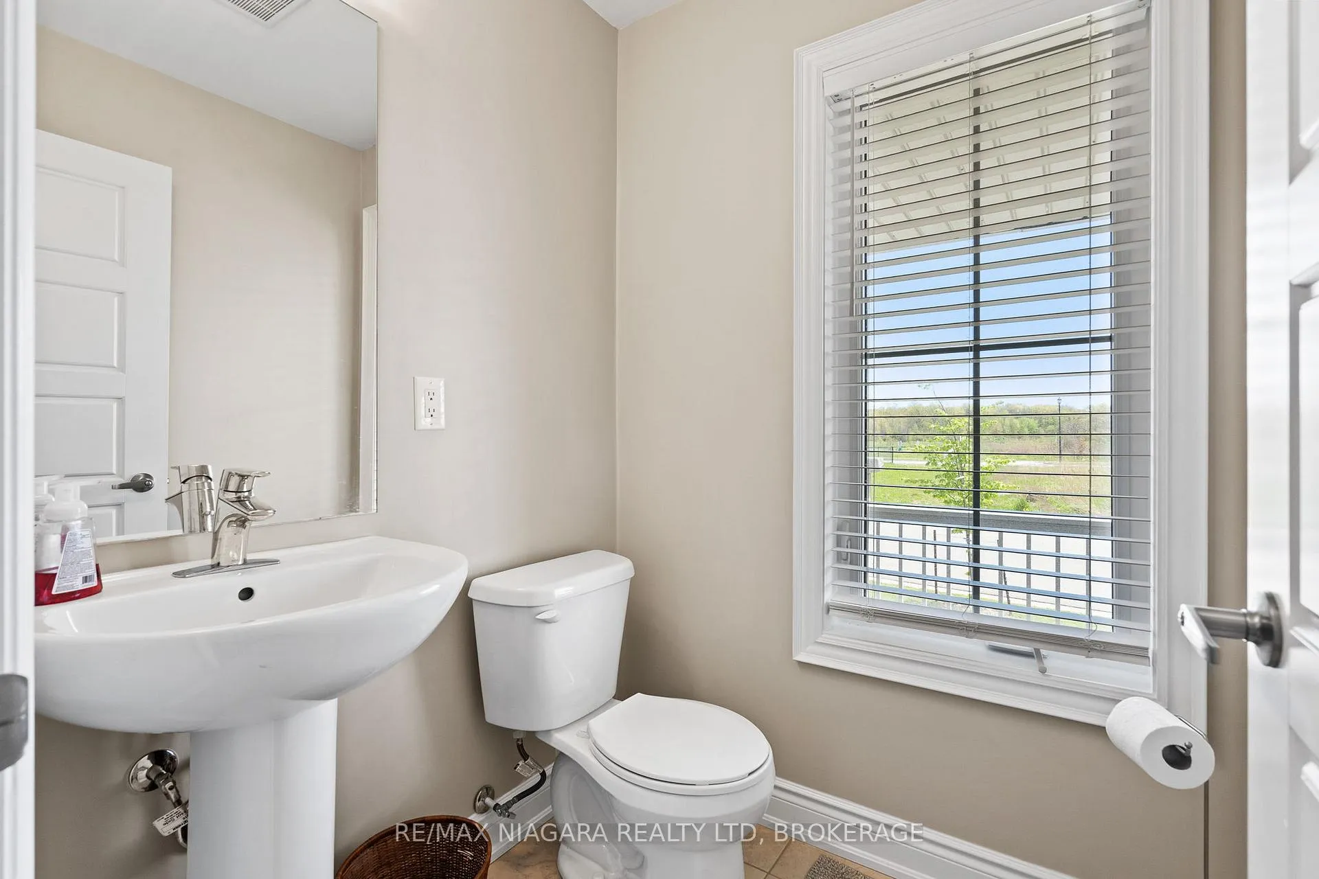 Photo 19 of 7782 Dockweed Drive, Niagara Falls, Brown — HOMEH