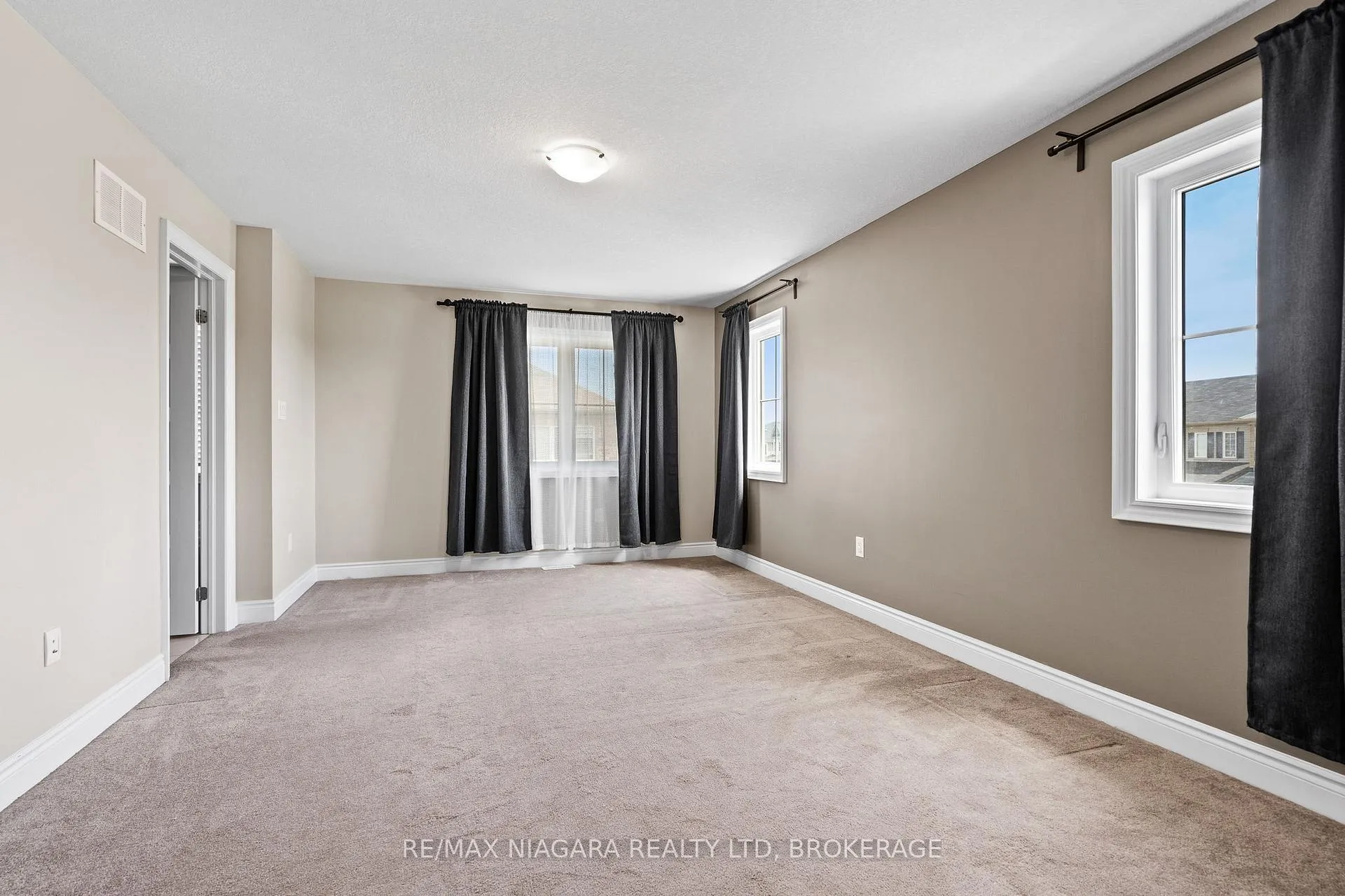 Photo 21 of 7782 Dockweed Drive, Niagara Falls, Brown — HOMEH