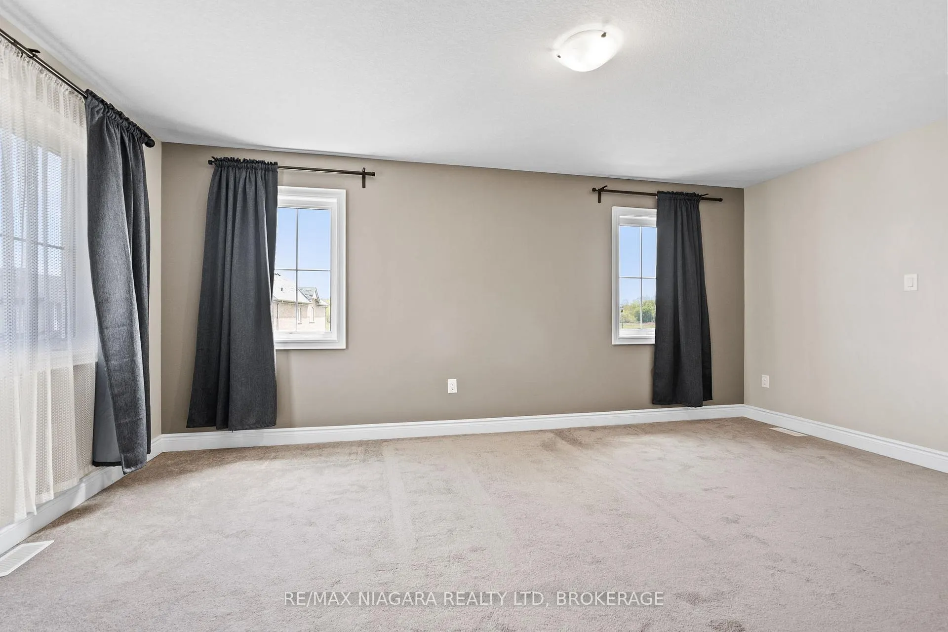 Photo 23 of 7782 Dockweed Drive, Niagara Falls, Brown — HOMEH