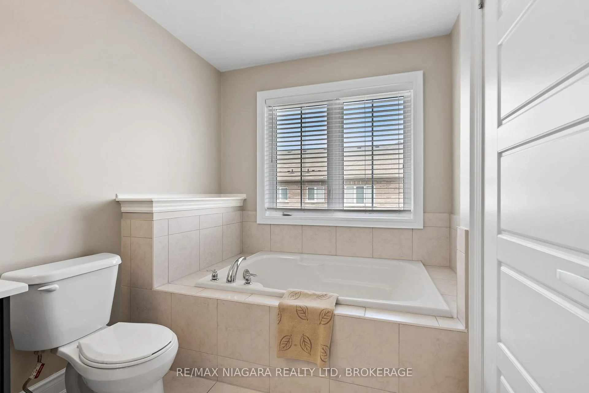Photo 25 of 7782 Dockweed Drive, Niagara Falls, Brown — HOMEH