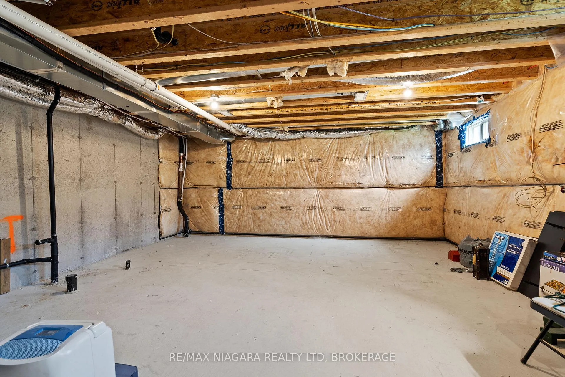 Photo 30 of 7782 Dockweed Drive, Niagara Falls, Brown — HOMEH