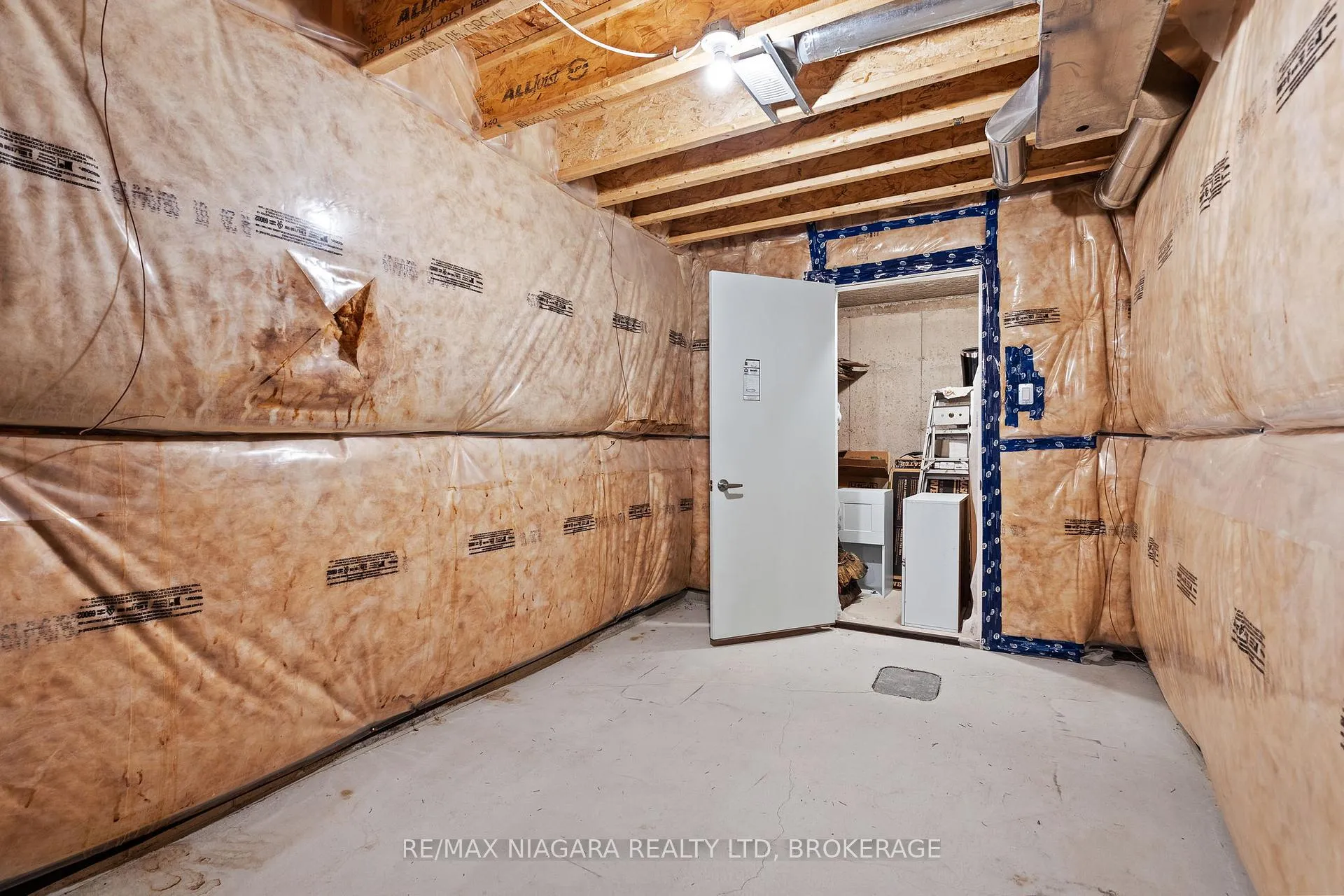 Photo 31 of 7782 Dockweed Drive, Niagara Falls, Brown — HOMEH