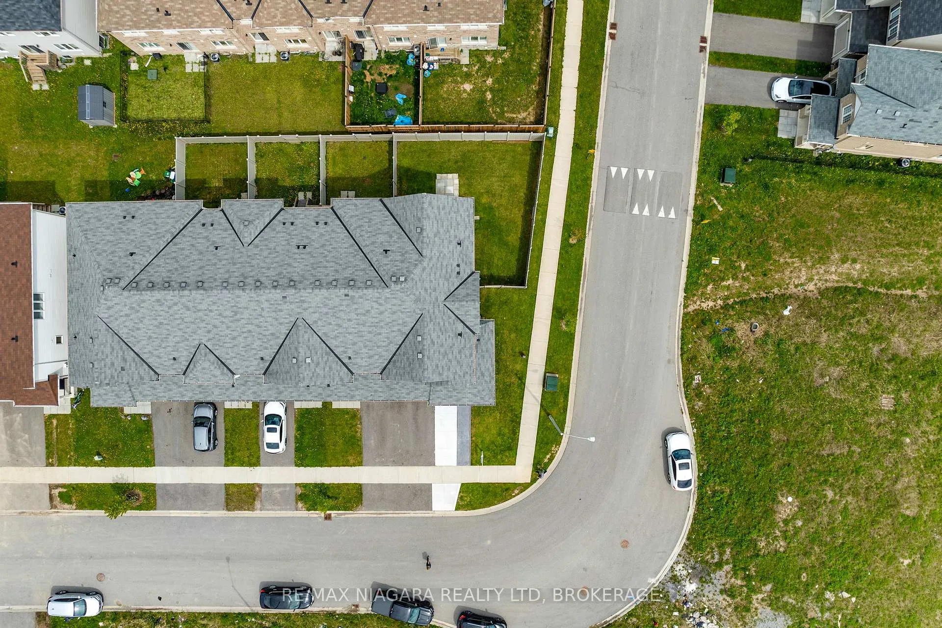 Photo 40 of 7782 Dockweed Drive, Niagara Falls, Brown — HOMEH