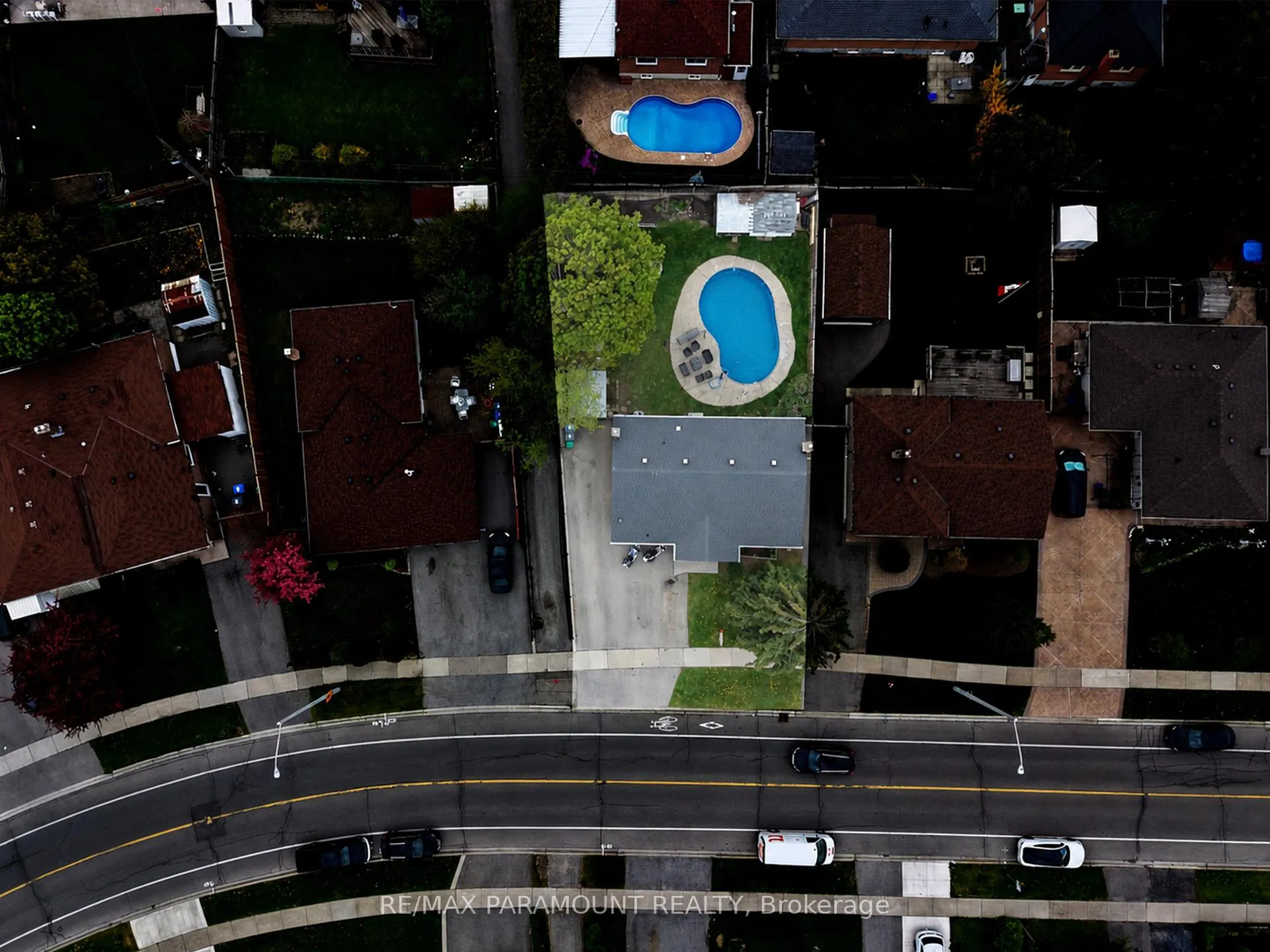 Photo 3 of 250 Avondale Boulevard, Brampton, Avondale — HOMEH