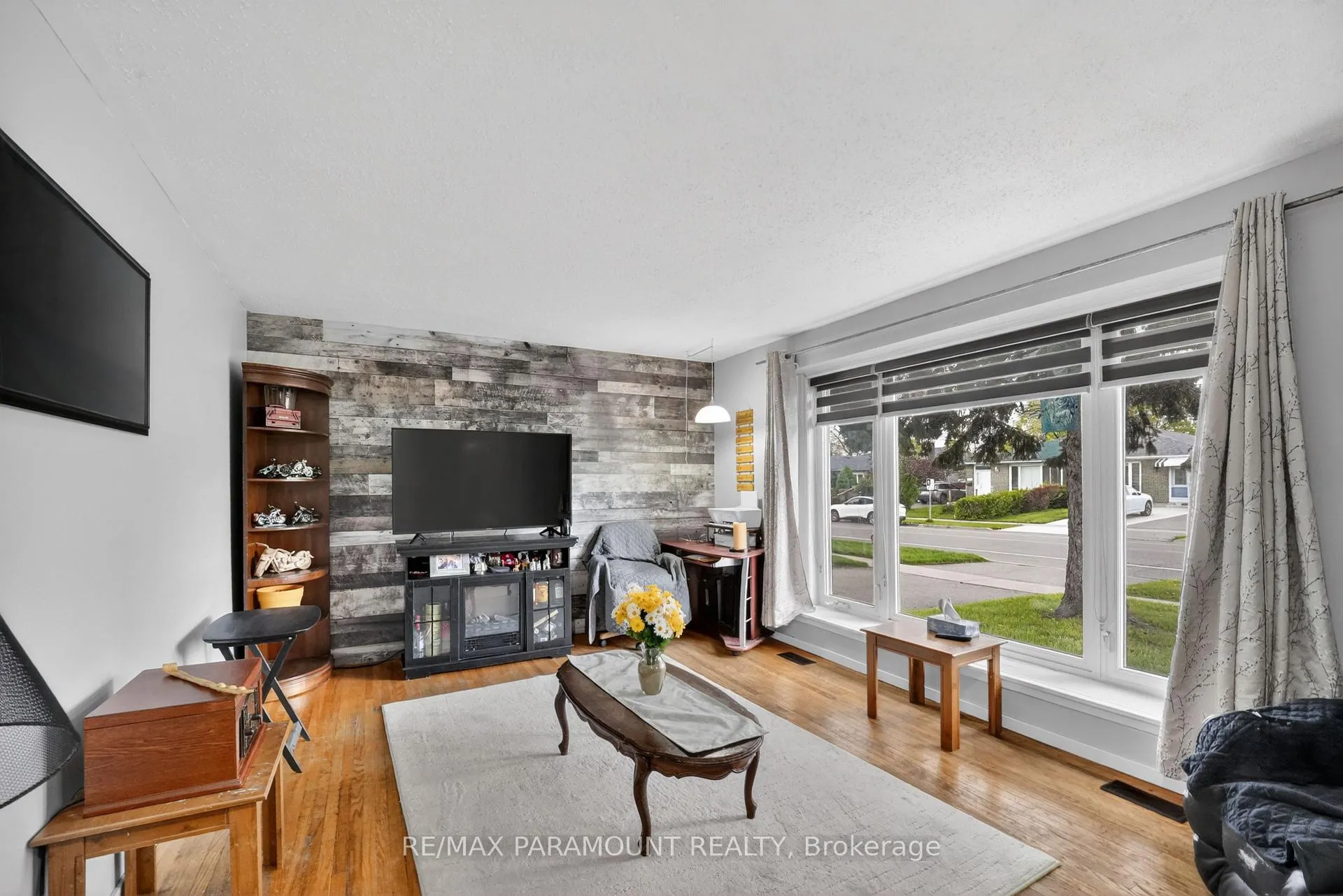 Photo 9 of 250 Avondale Boulevard, Brampton, Avondale — HOMEH