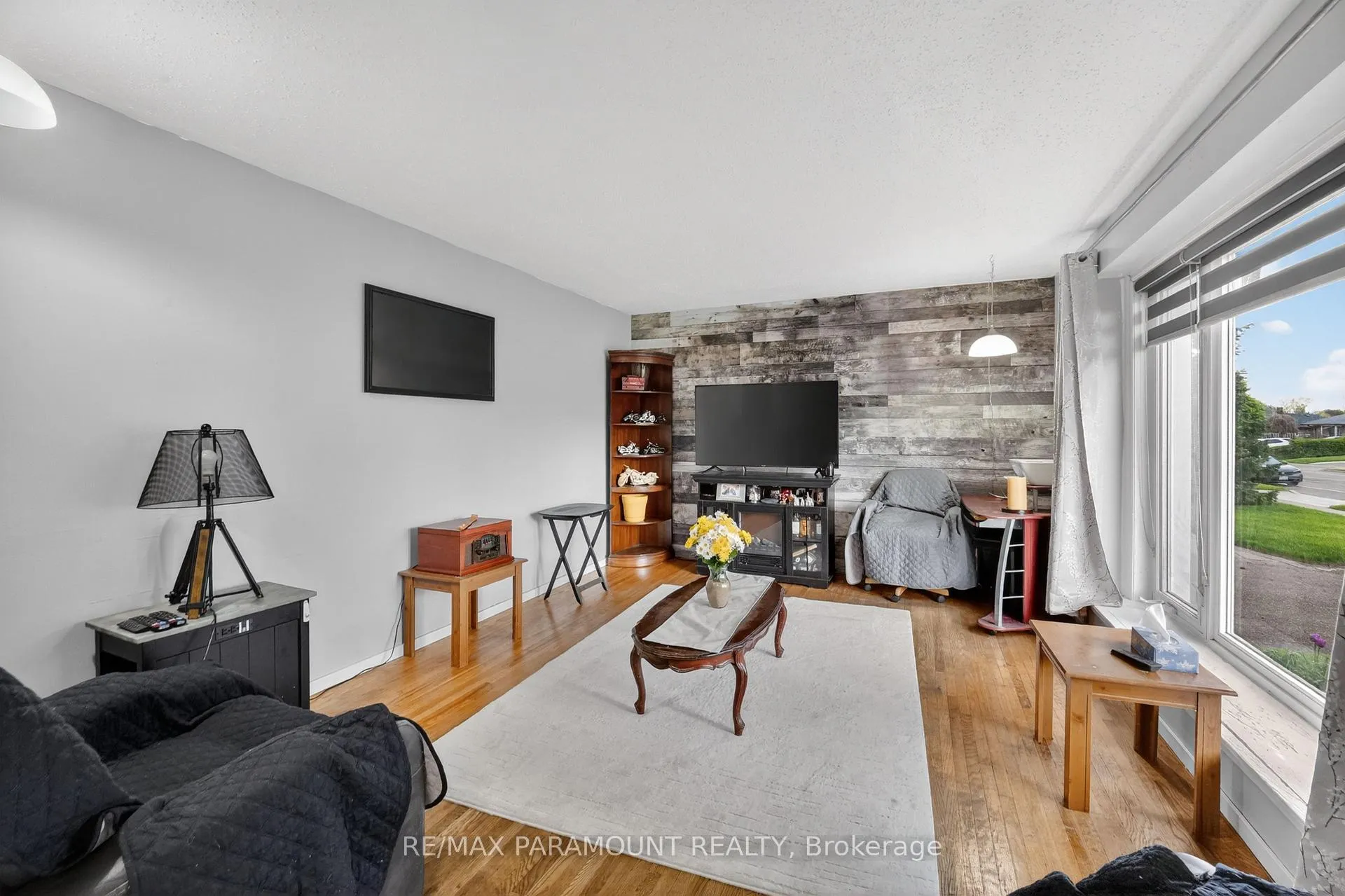 Photo 10 of 250 Avondale Boulevard, Brampton, Avondale — HOMEH
