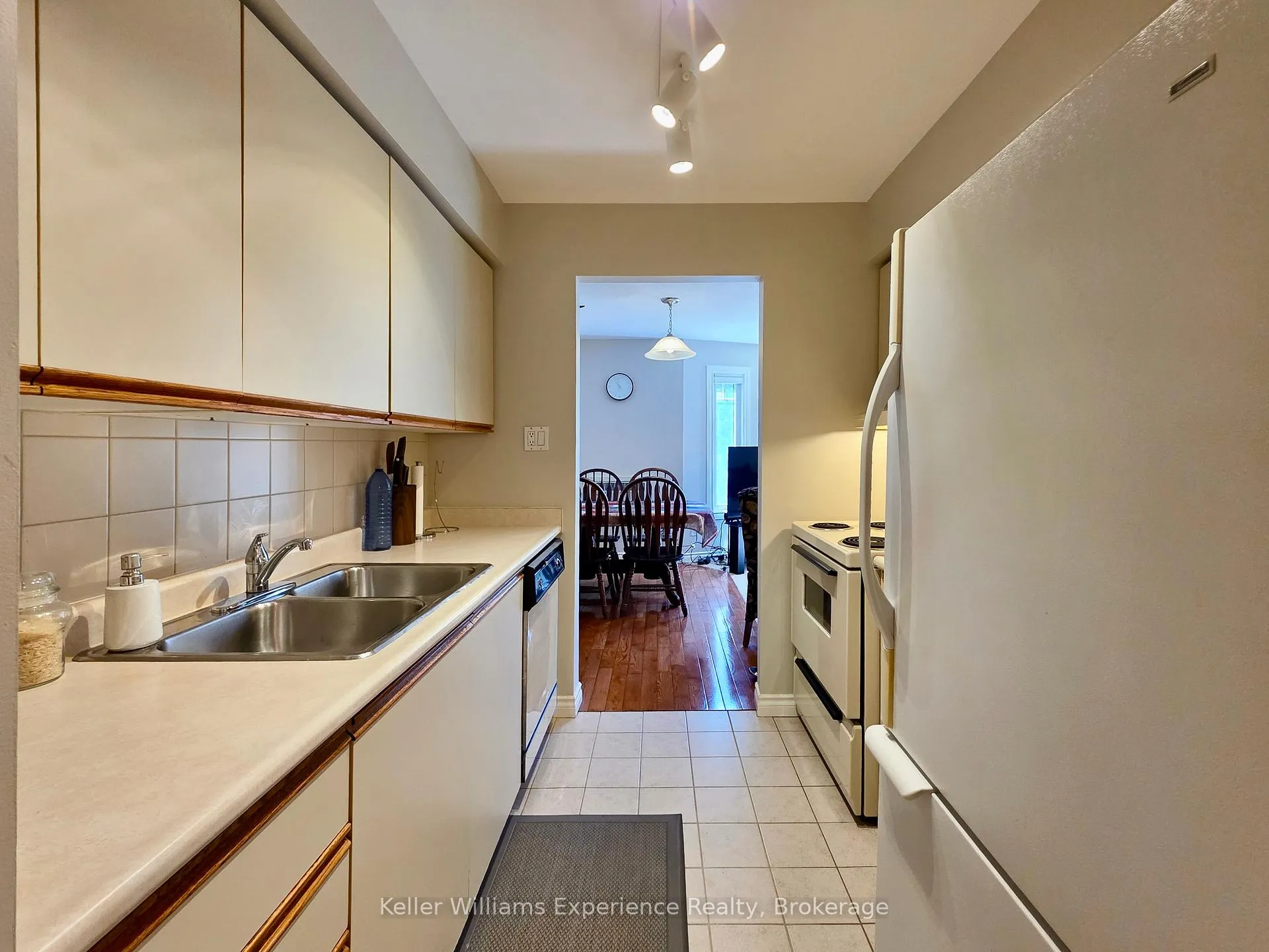 Photo 6 of Unit 202A, 657 Cedar Lane, Bracebridge, Macaulay — HOMEH