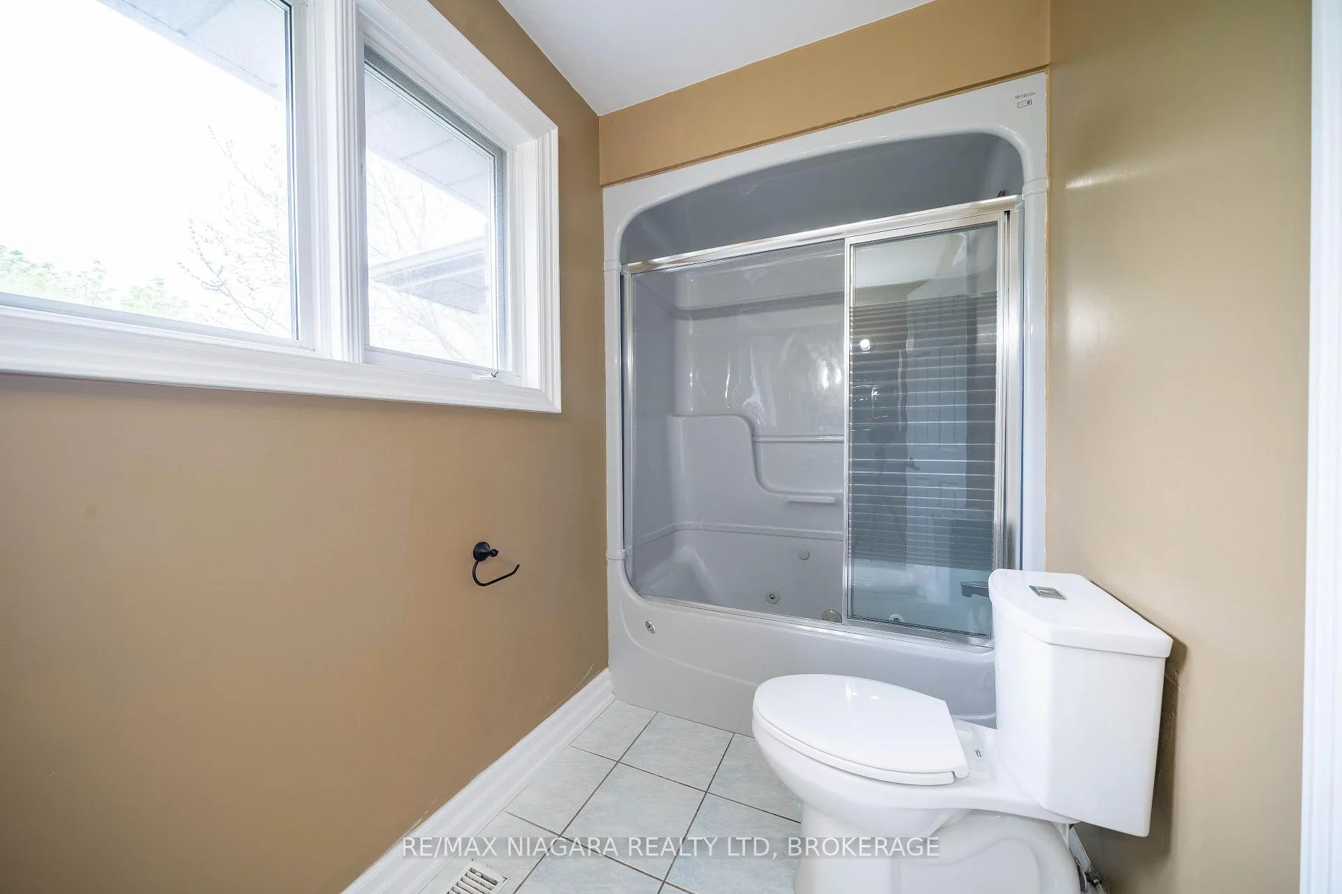 Photo 35 of 2 Mcclure Crescent, Thorold, Confederation Heights — HOMEH