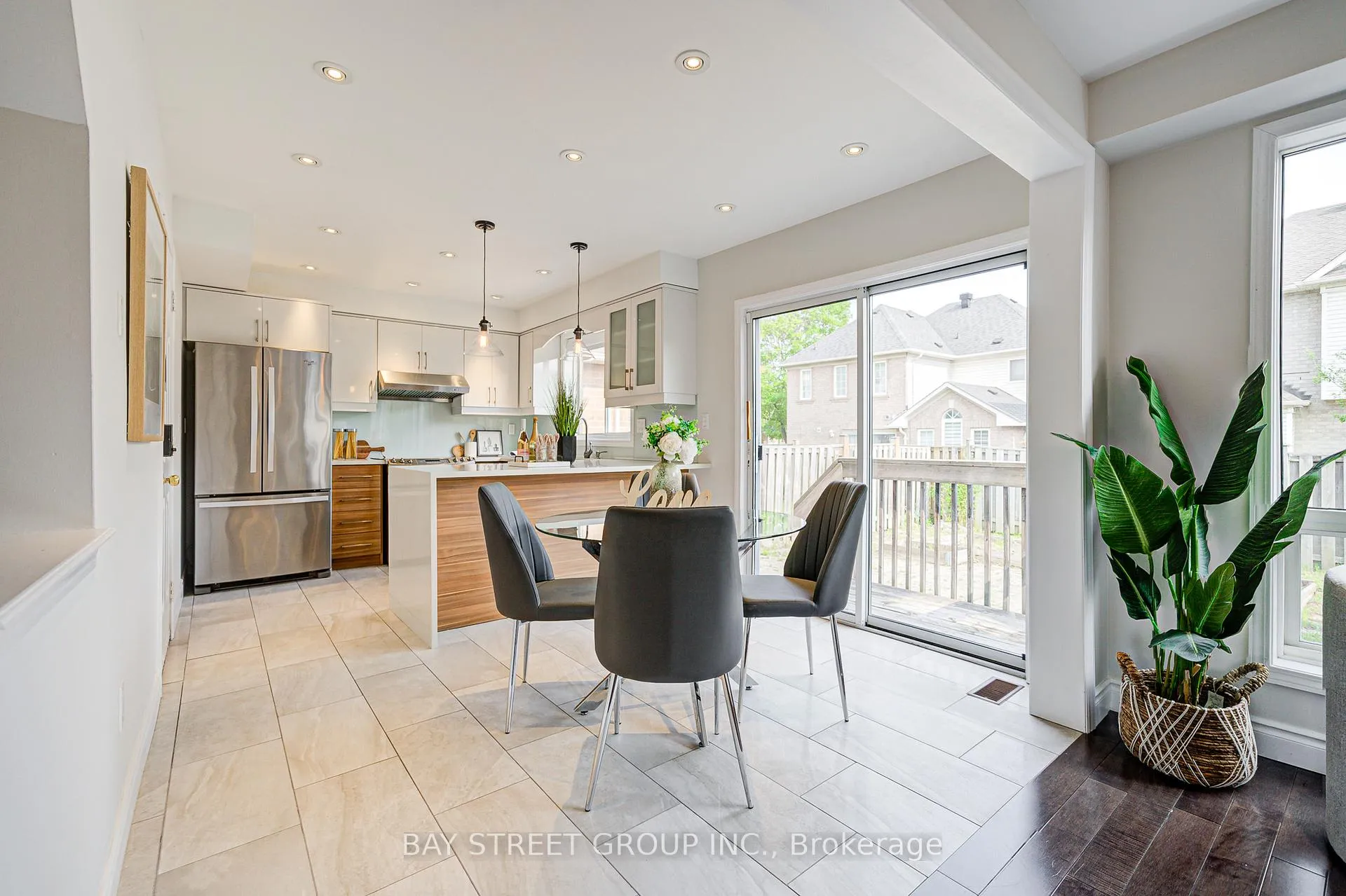 Photo 9 of 43 Tower Bridge Crescent, Markham, Berczy — HOMEH