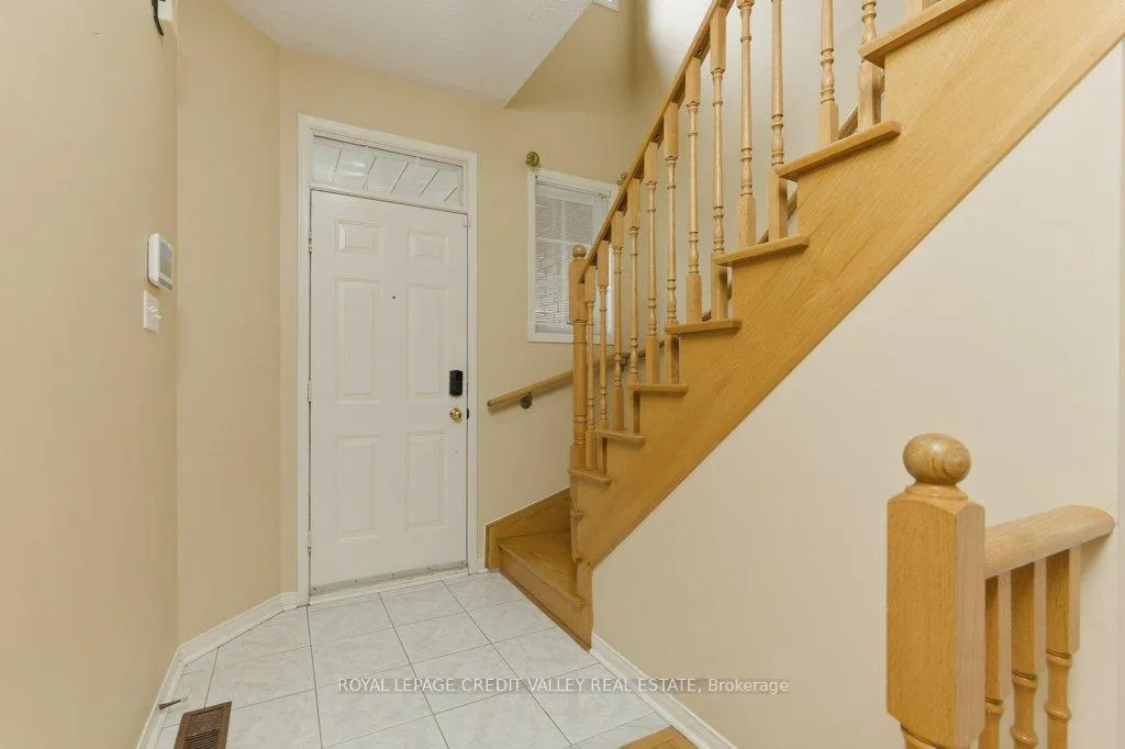 Photo 3 of Unit 6, 180 Blue Willow Drive, Vaughan, East Woodbridge — HOMEH