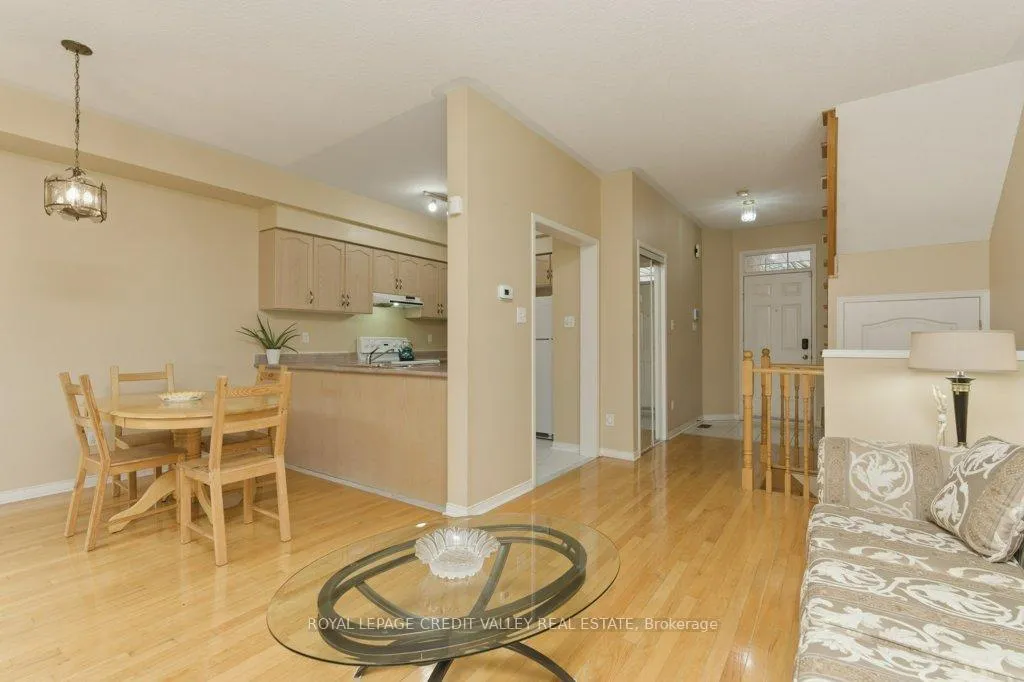 Photo 5 of Unit 6, 180 Blue Willow Drive, Vaughan, East Woodbridge — HOMEH