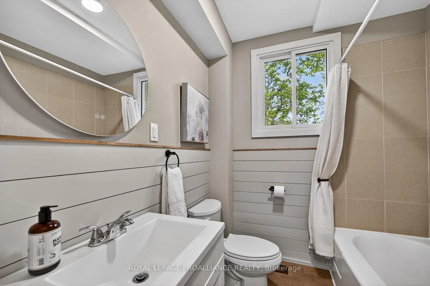 Photo 10 of 562 Prince Street W, Prescott — HOMEH