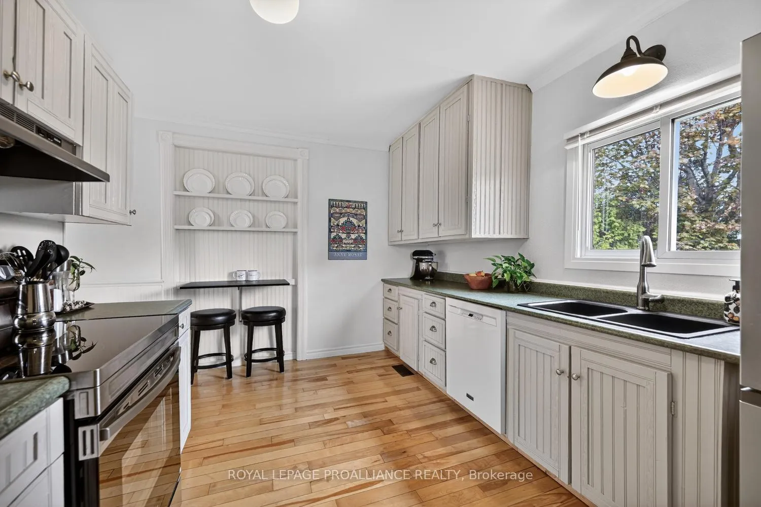 Photo 14 of 562 Prince Street W, Prescott — HOMEH