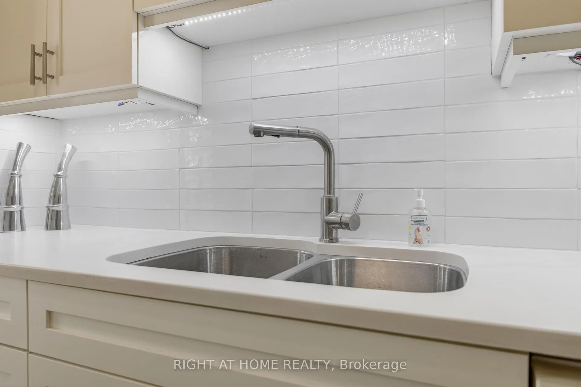 Photo 13 of Unit 47, 2 Bernick Drive, Barrie, Grove East — HOMEH