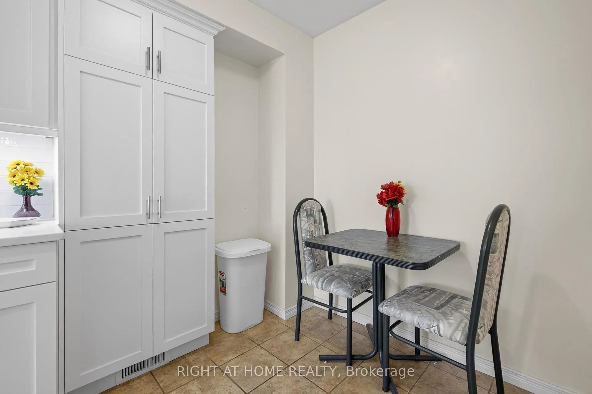 Photo 14 of Unit 47, 2 Bernick Drive, Barrie, Grove East — HOMEH