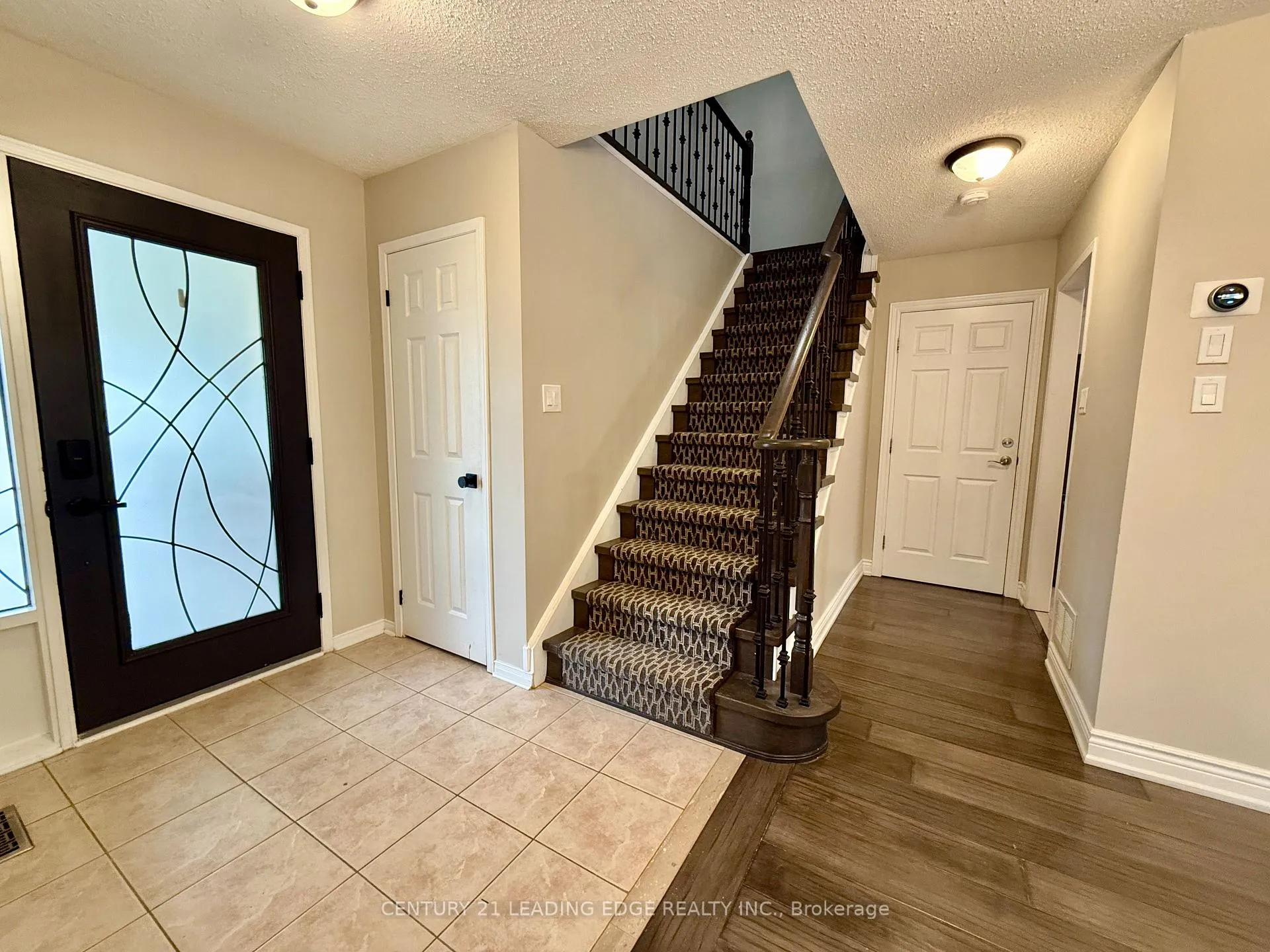 Photo 4 of 10 Crough Street, Clarington, Bowmanville — HOMEH