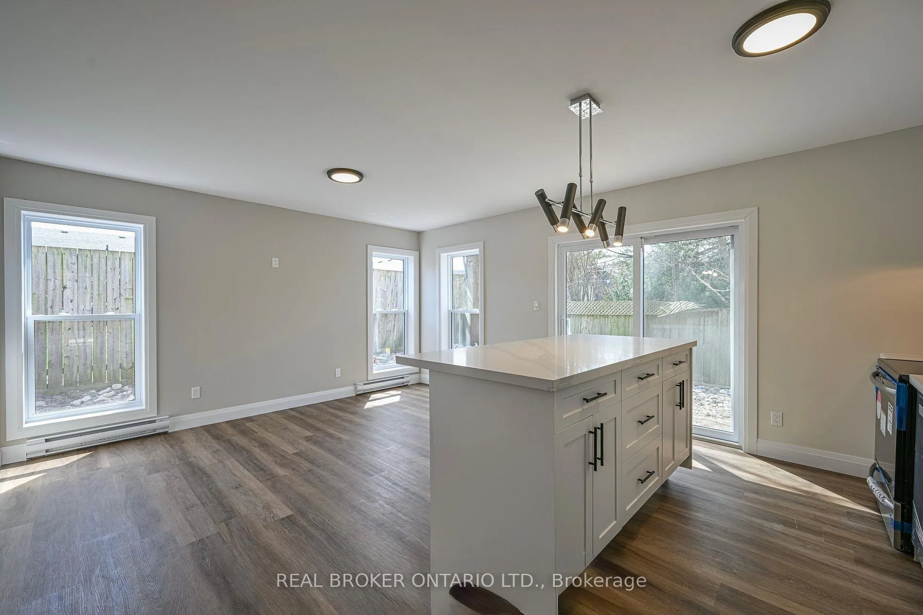 Photo 4 of 685 Frederick Street, Kitchener, Heritage Park/Rosemount — HOMEH