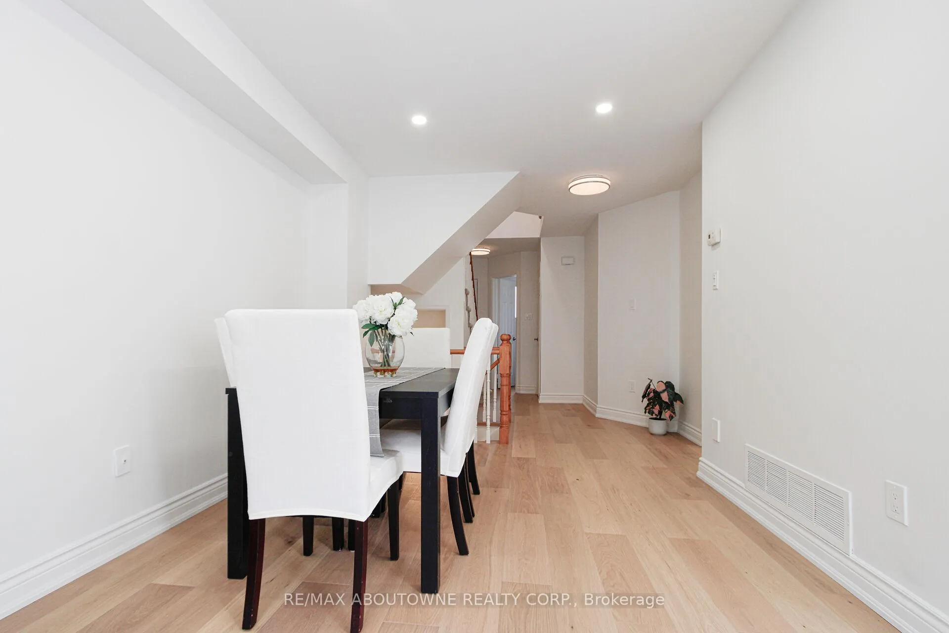Photo 6 of 1114 Lindsay Drive, Oakville, Glen Abbey — HOMEH