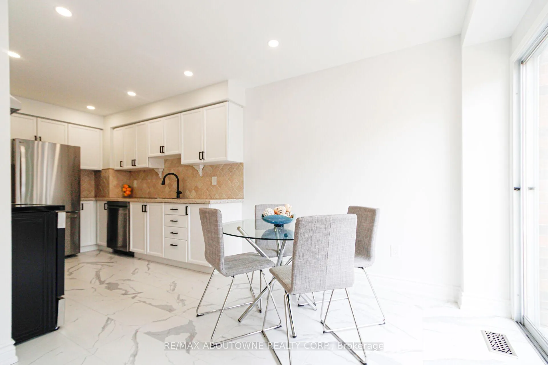 Photo 10 of 1114 Lindsay Drive, Oakville, Glen Abbey — HOMEH
