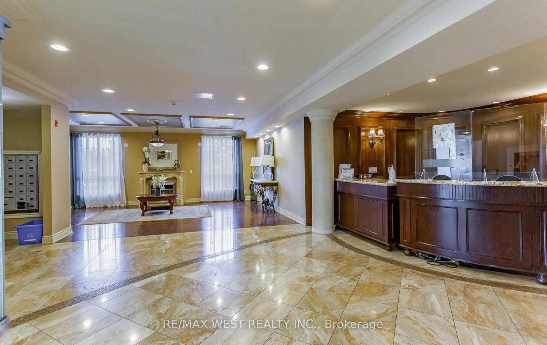 Front of Unit 307, 1 Maison Parc Court