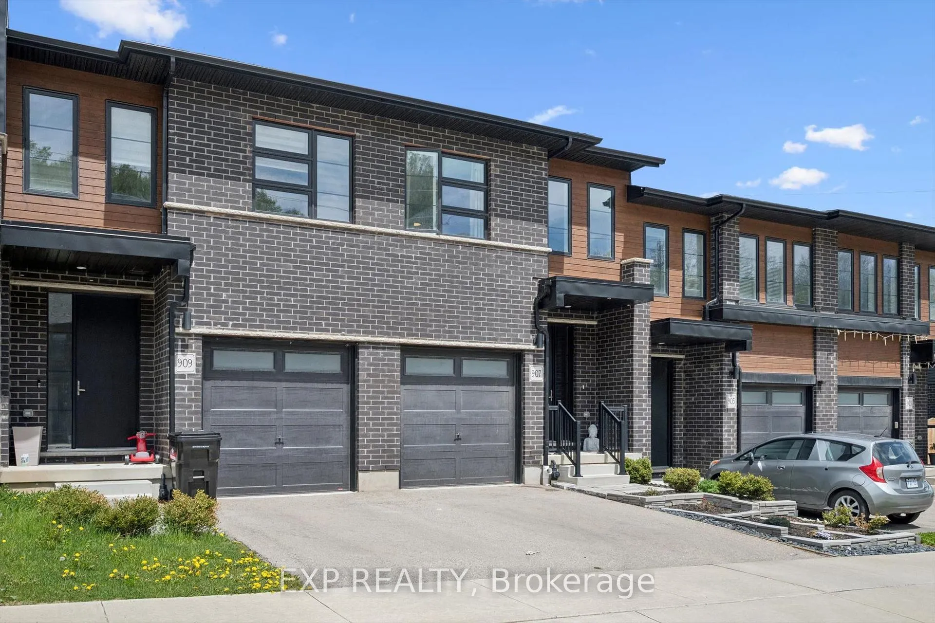 Photo 2 of 907 Robert Ferrie Drive, Kitchener — HOMEH