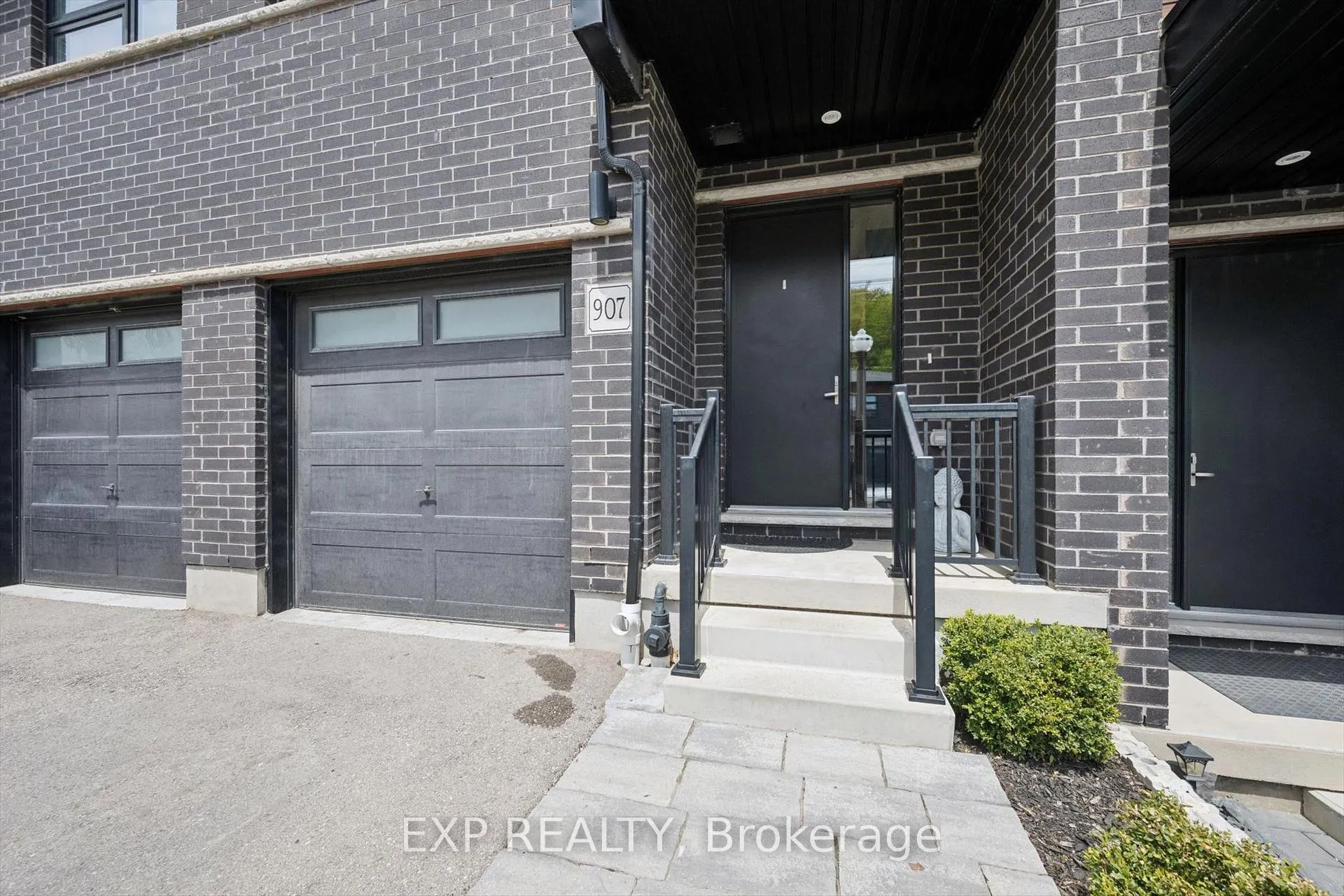 Photo 3 of 907 Robert Ferrie Drive, Kitchener — HOMEH