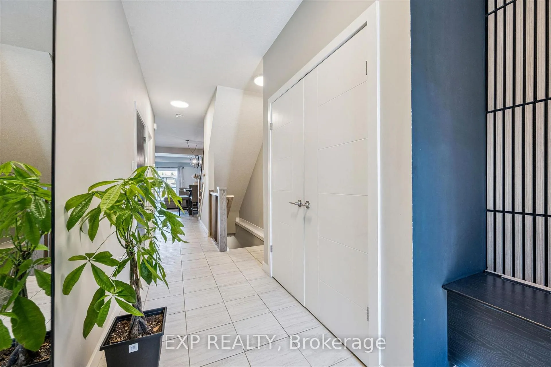 Photo 5 of 907 Robert Ferrie Drive, Kitchener — HOMEH
