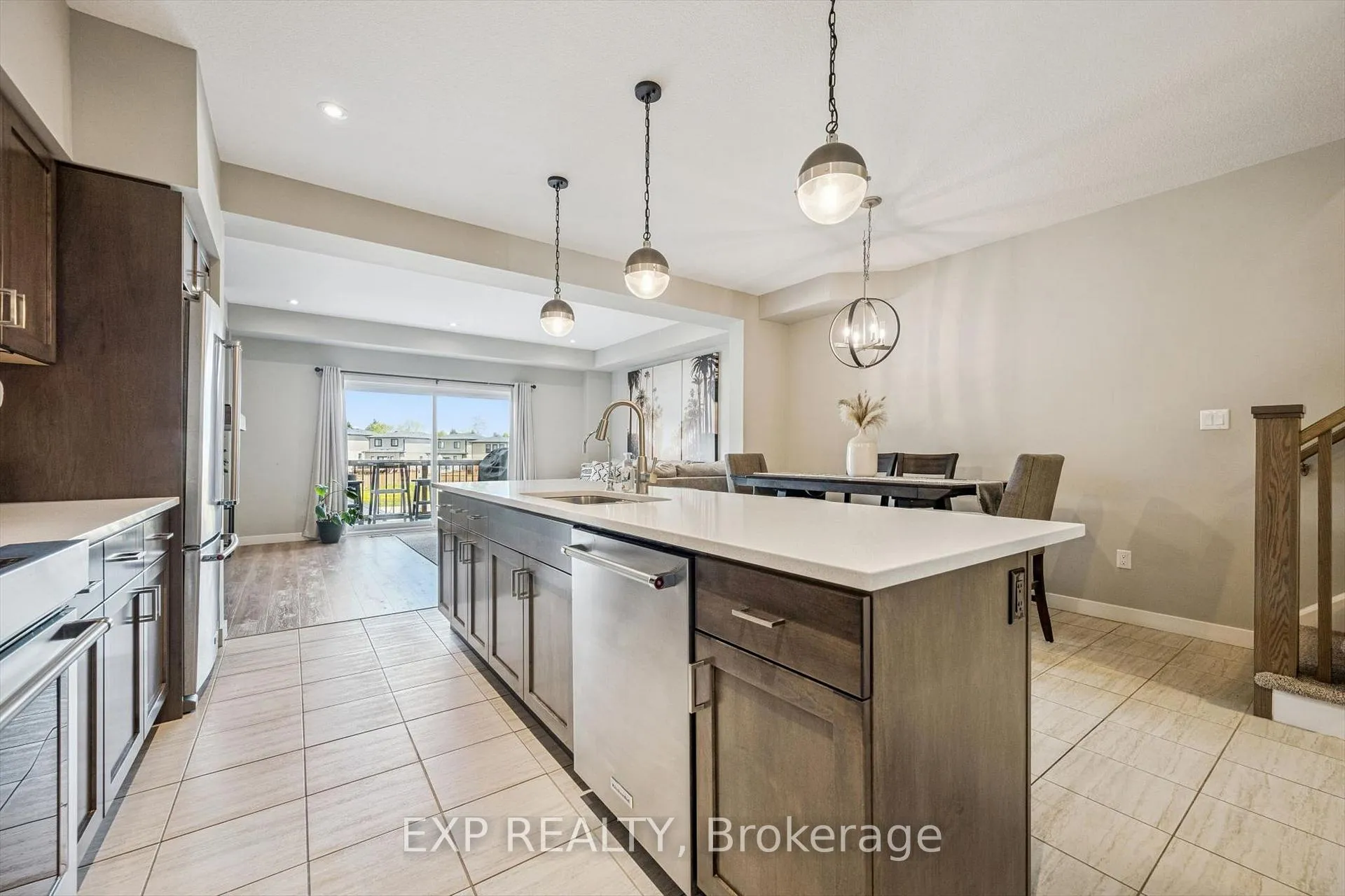 Photo 8 of 907 Robert Ferrie Drive, Kitchener — HOMEH