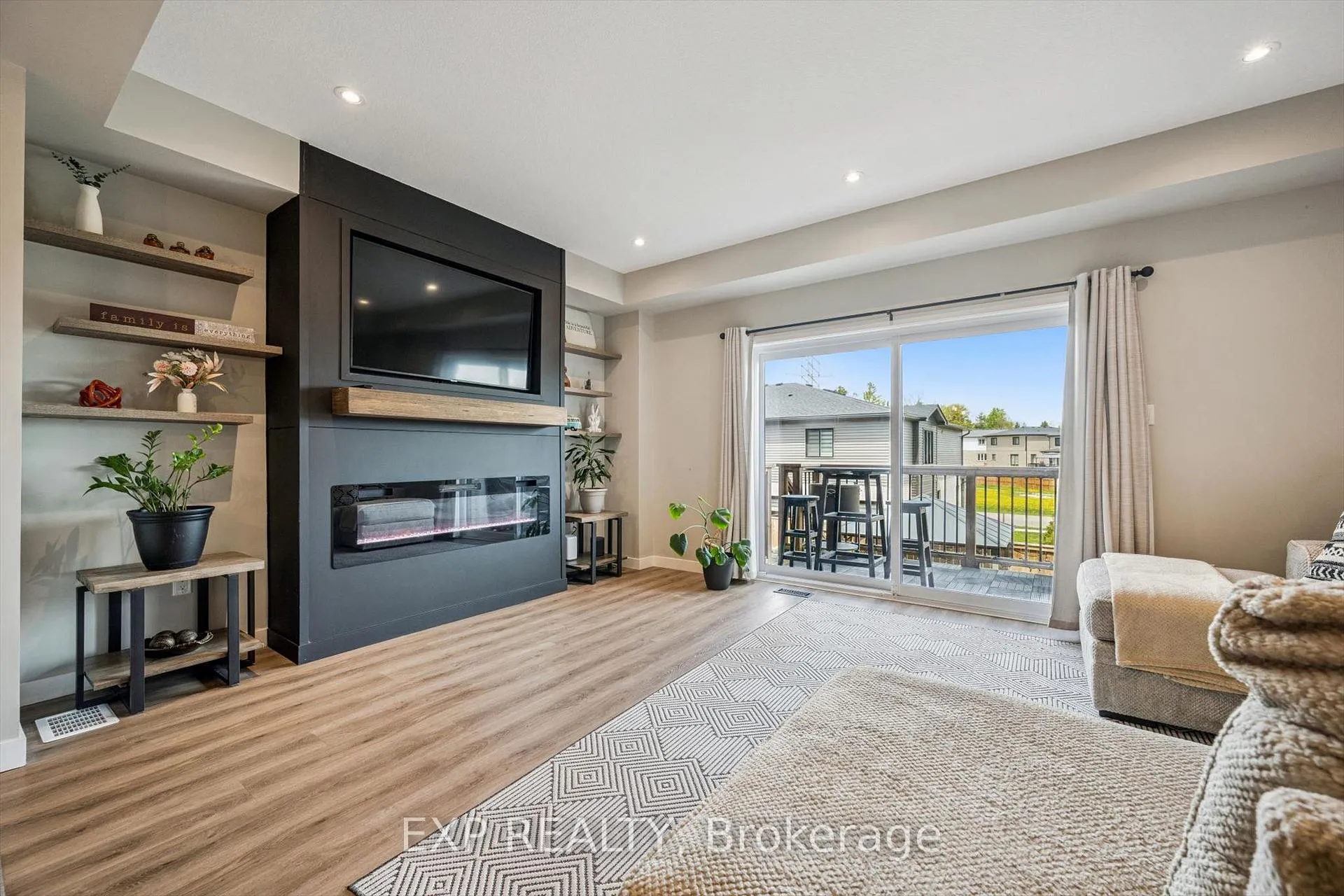 Photo 13 of 907 Robert Ferrie Drive, Kitchener — HOMEH