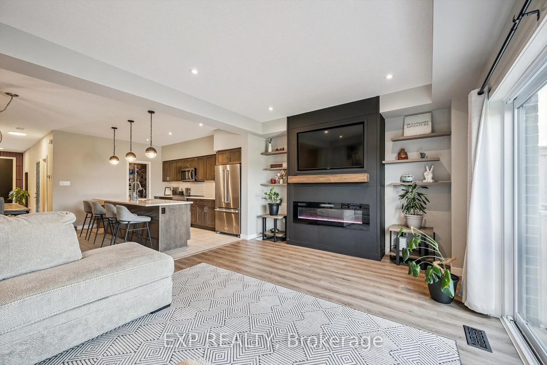 Photo 14 of 907 Robert Ferrie Drive, Kitchener — HOMEH