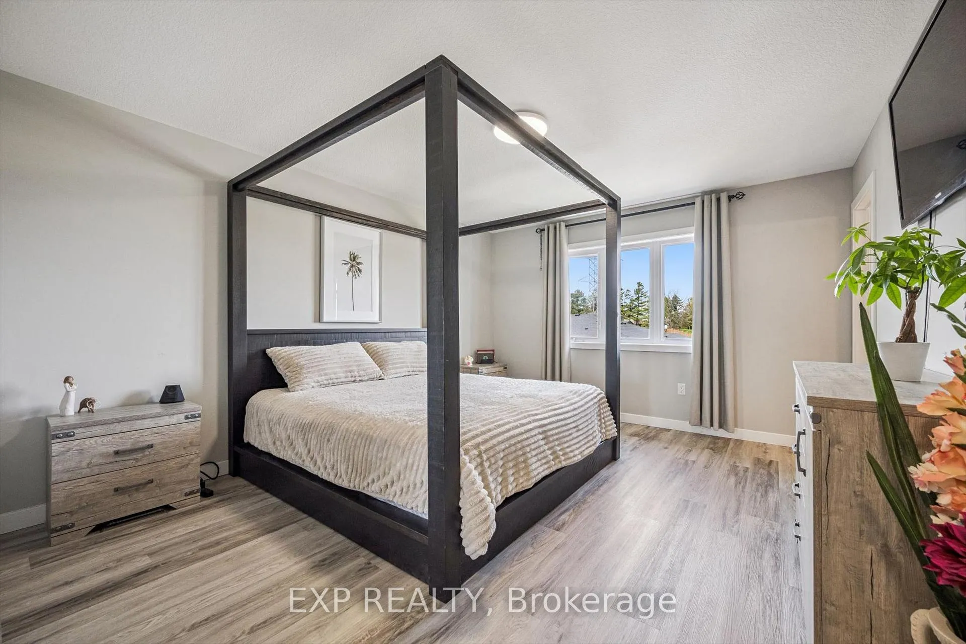 Photo 18 of 907 Robert Ferrie Drive, Kitchener — HOMEH
