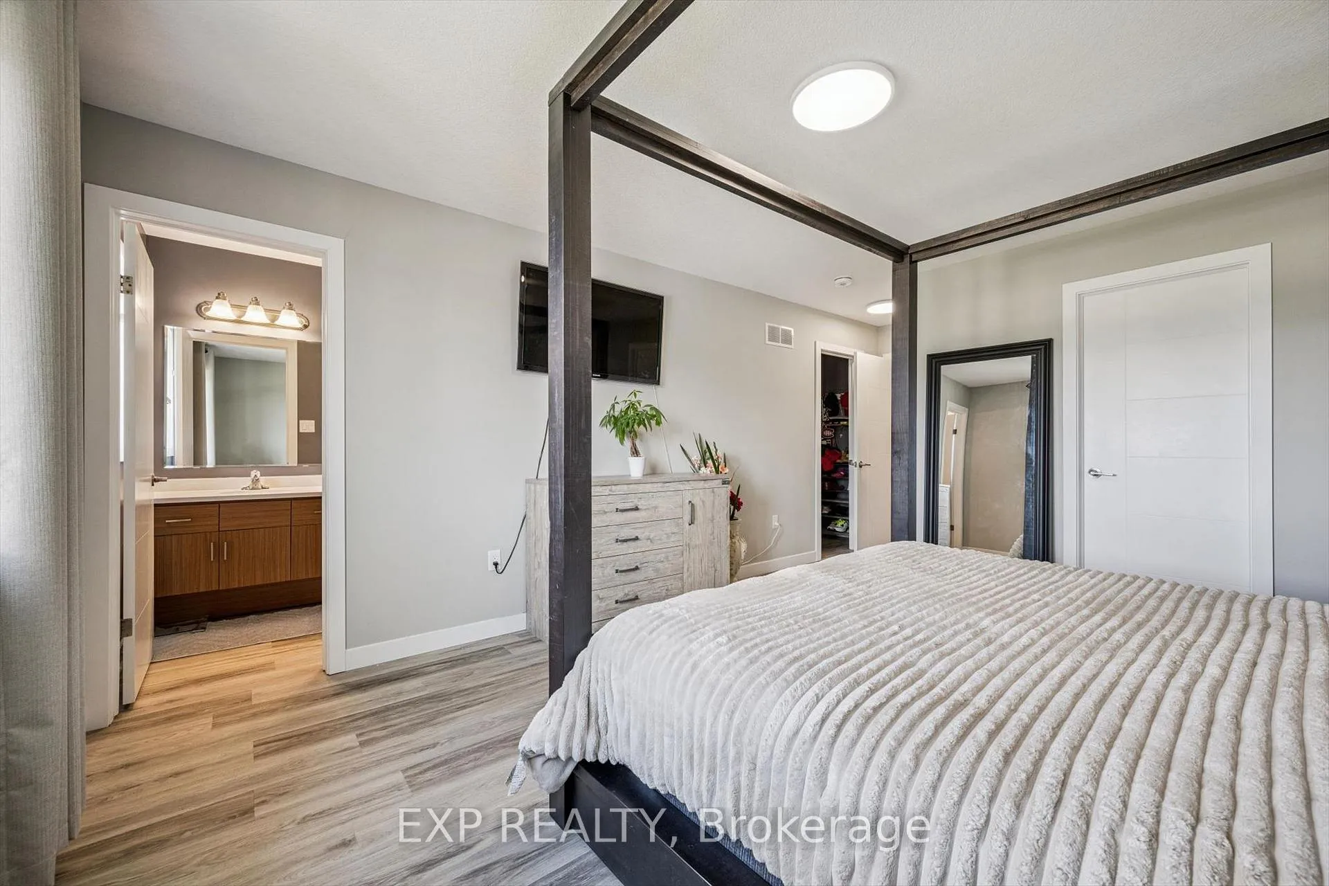 Photo 19 of 907 Robert Ferrie Drive, Kitchener — HOMEH
