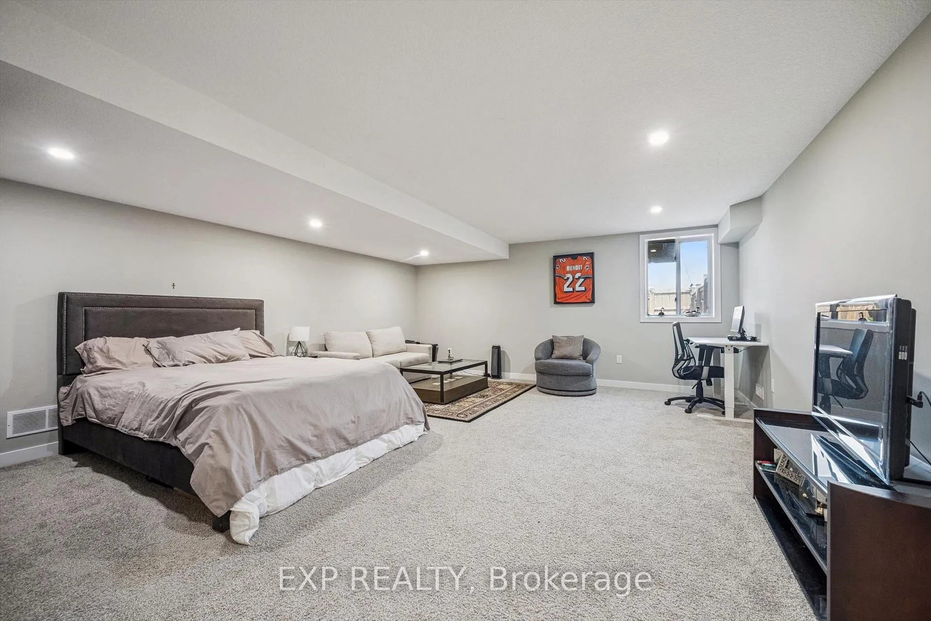 Photo 27 of 907 Robert Ferrie Drive, Kitchener — HOMEH