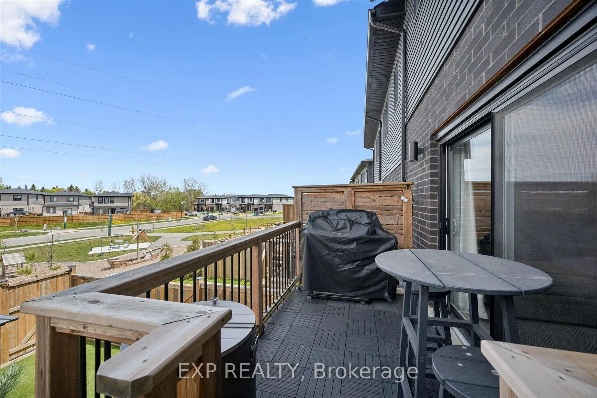 Photo 33 of 907 Robert Ferrie Drive, Kitchener — HOMEH