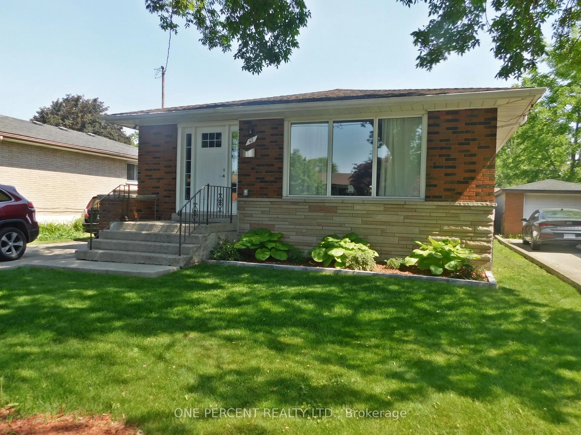 Photo 2 of 42 Atwater Crescent, Hamilton, Rolston — HOMEH