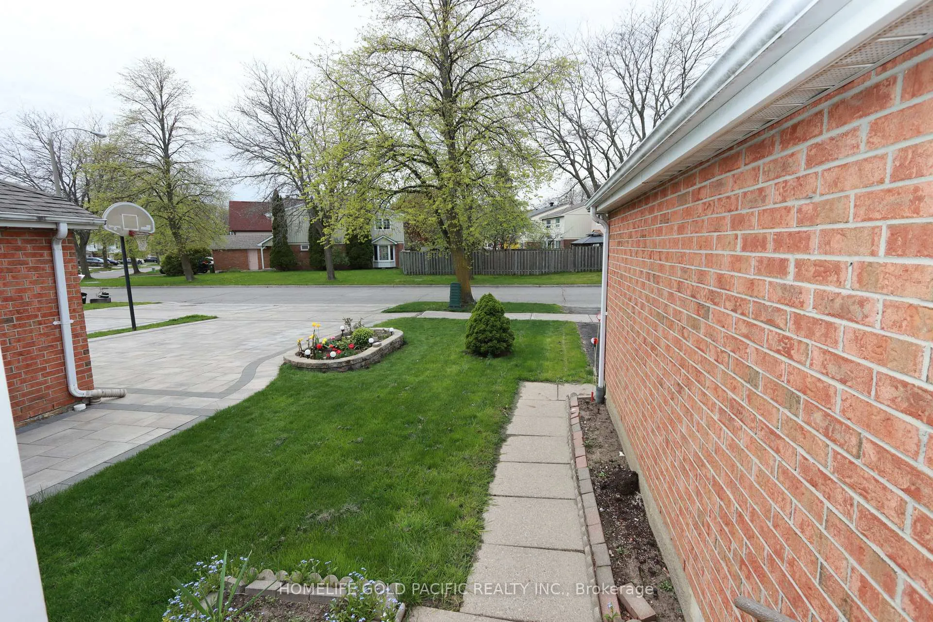 Photo 3 of 74 Belinda Square, Scarborough, Steeles — HOMEH