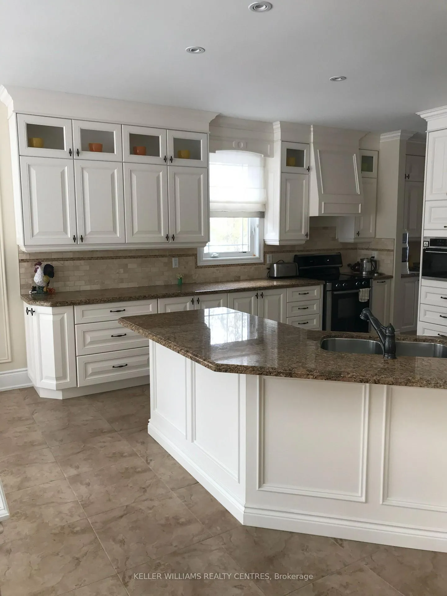 Photo 8 of 148 Hunterwood Chase, Vaughan, Rural Vaughan — HOMEH