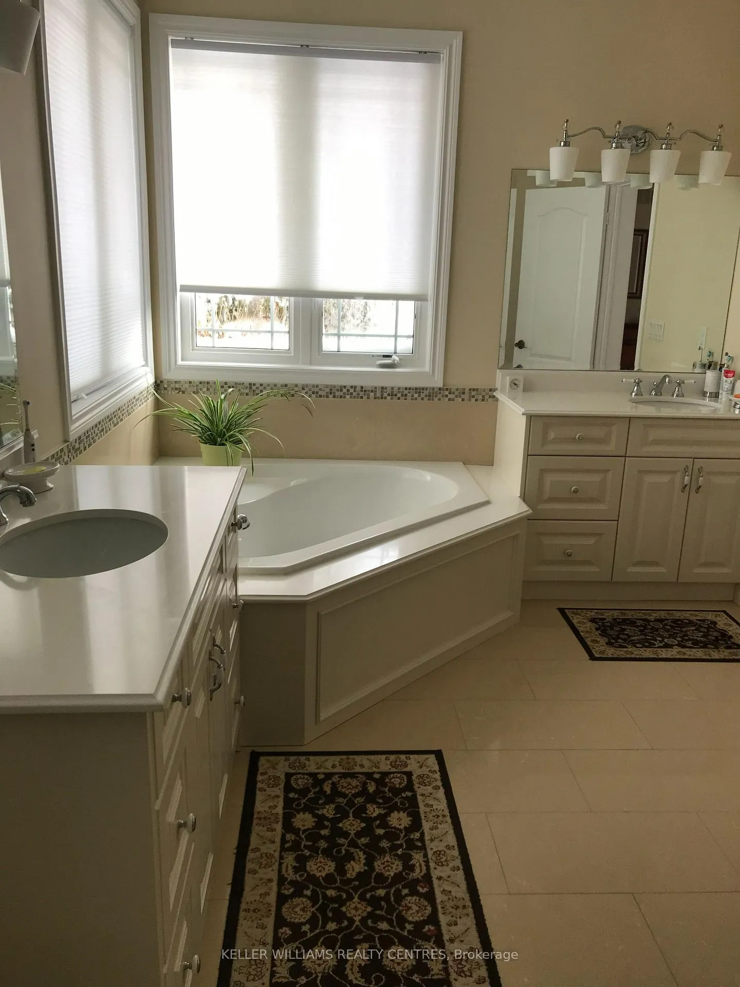 Photo 10 of 148 Hunterwood Chase, Vaughan, Rural Vaughan — HOMEH