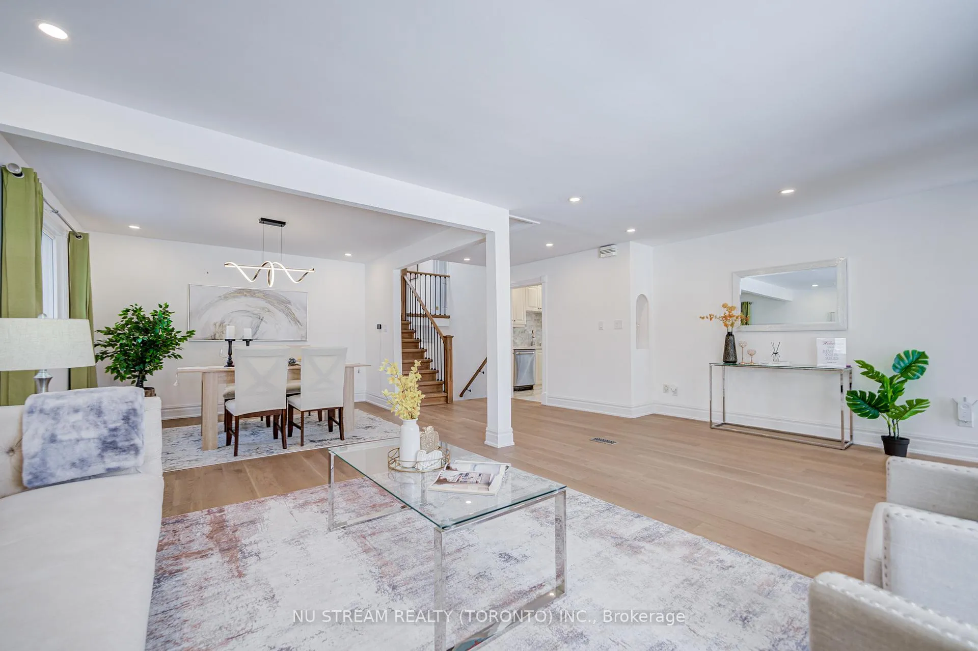 Photo 5 of 8 Hemingway Crescent, Markham, Unionville — HOMEH