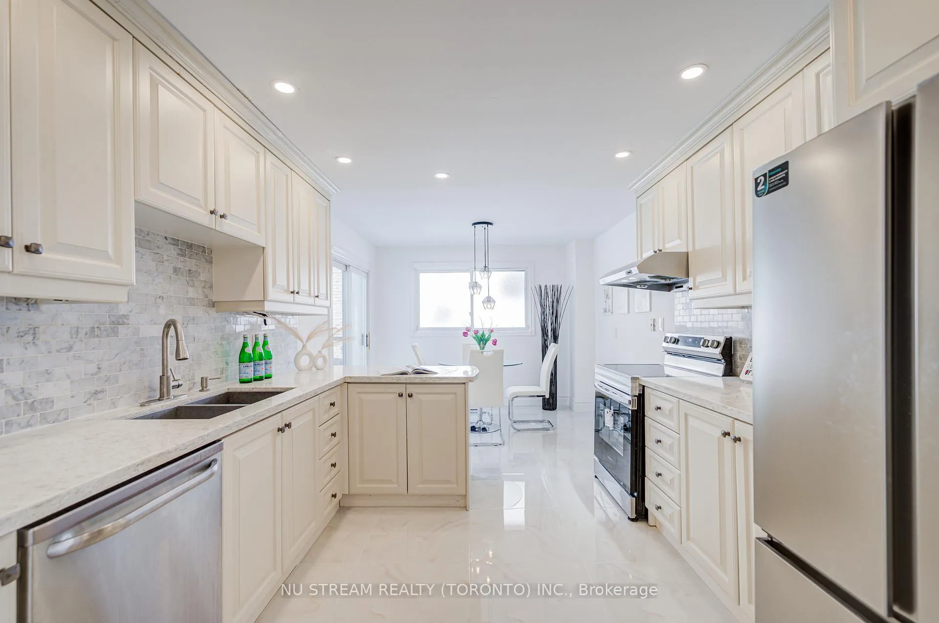 Photo 9 of 8 Hemingway Crescent, Markham, Unionville — HOMEH