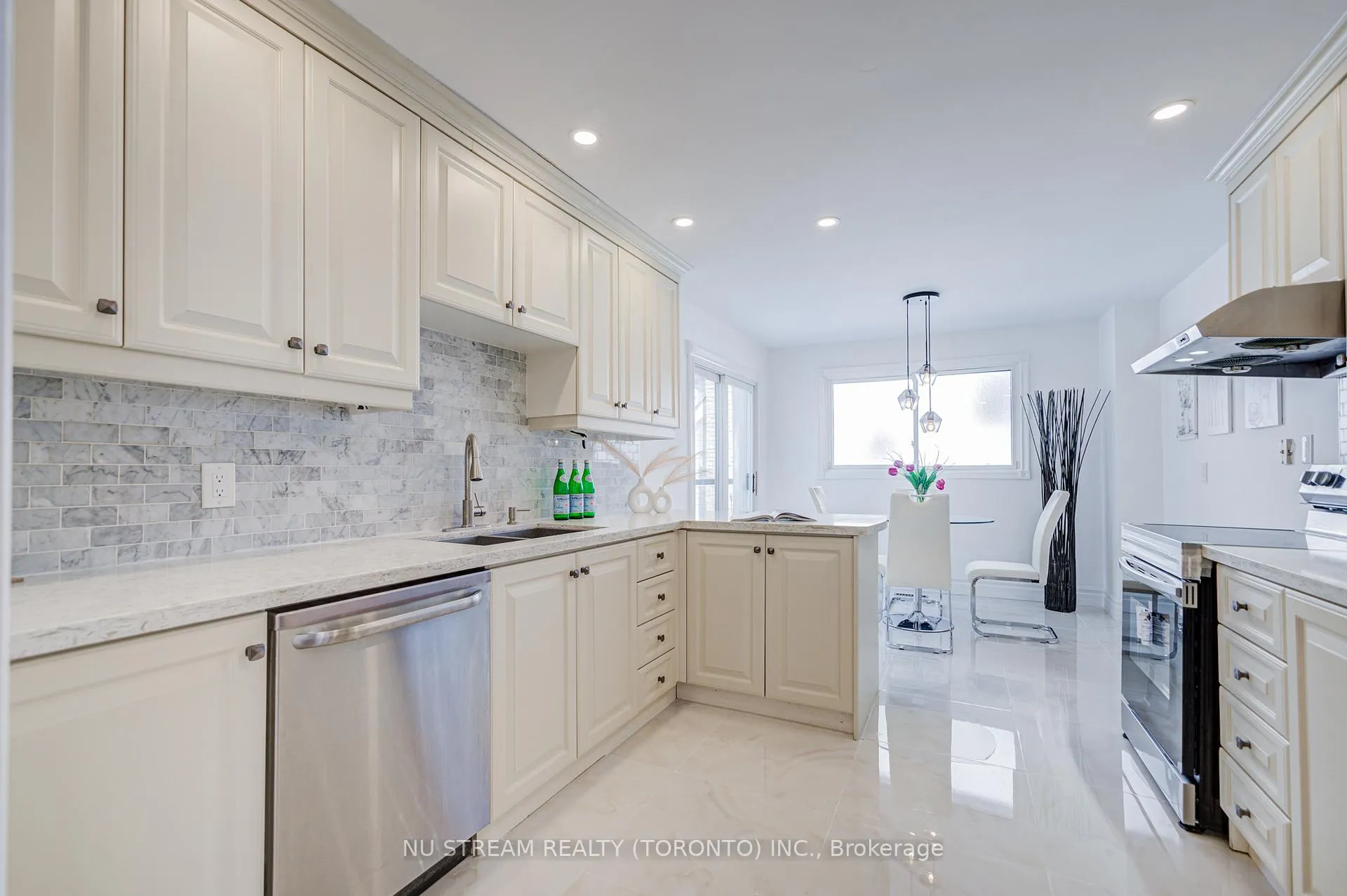 Photo 10 of 8 Hemingway Crescent, Markham, Unionville — HOMEH
