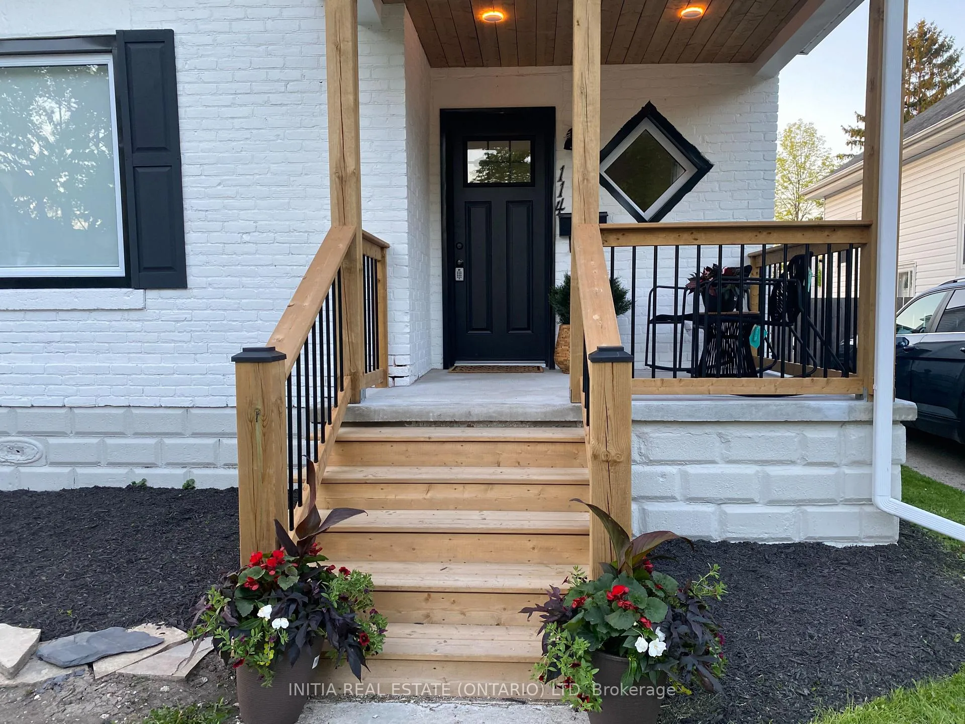 Photo 2 of 114 Ann Street, Sarnia — HOMEH