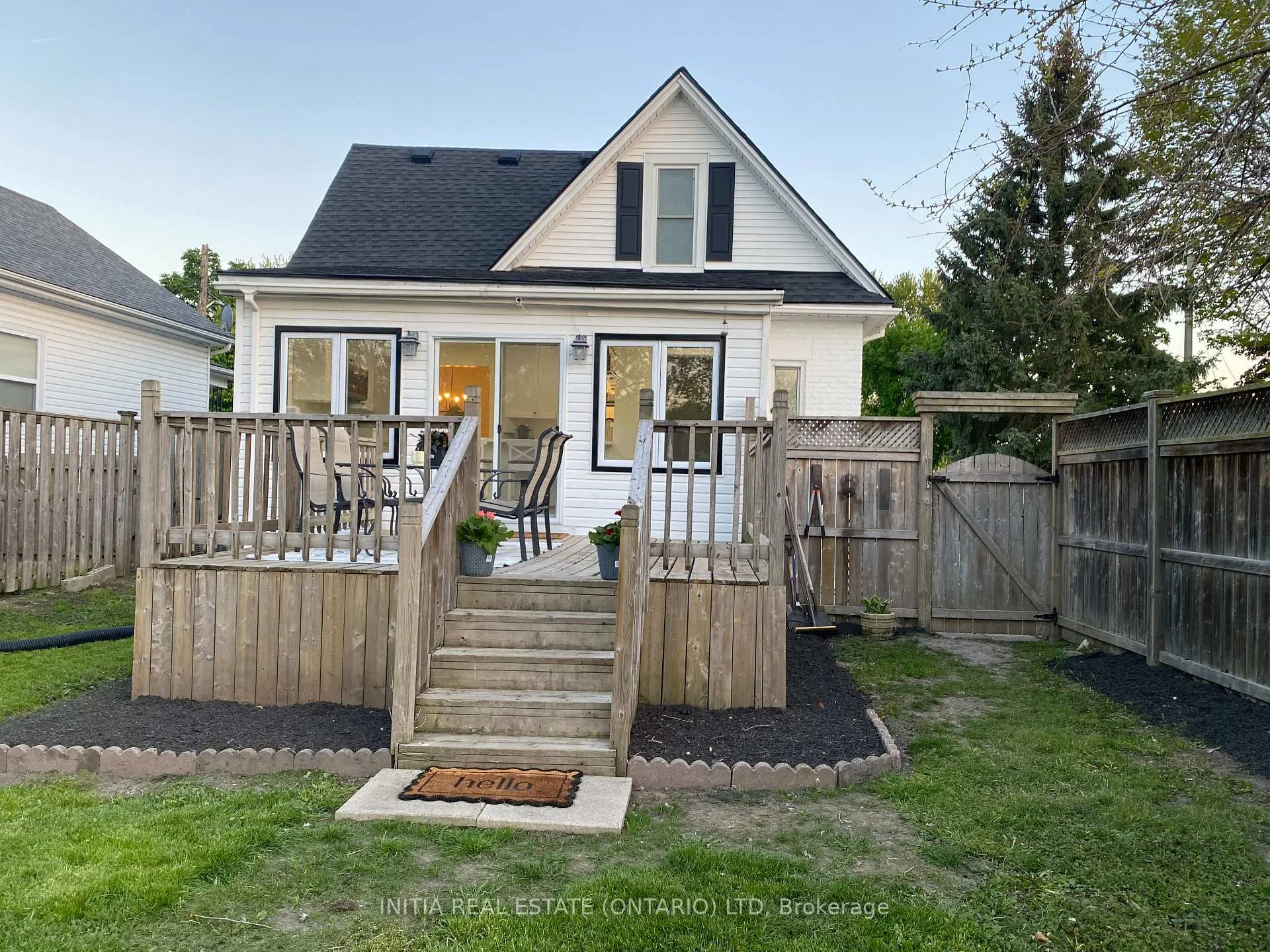 Photo 3 of 114 Ann Street, Sarnia — HOMEH