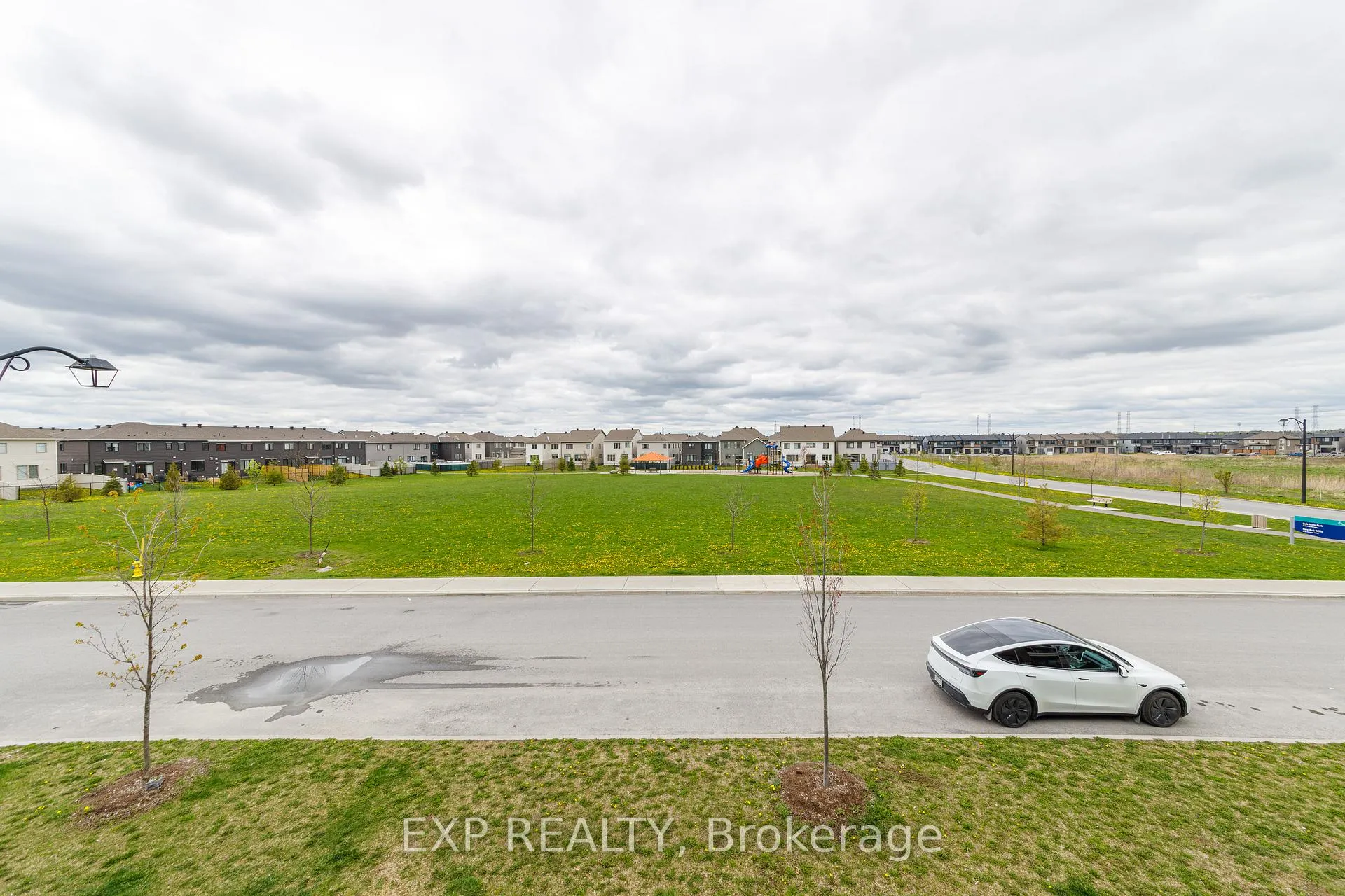 Photo 2 of 852 Atlas Terrace, Ottawa, Kanata - Emerald Meadows/Trailwest — HOMEH