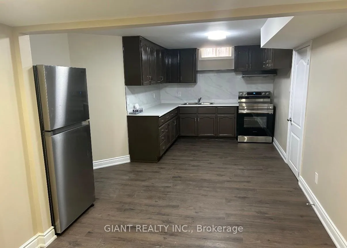 Photo 3 of 10 Polygon Court, Brampton, Heart Lake West — HOMEH
