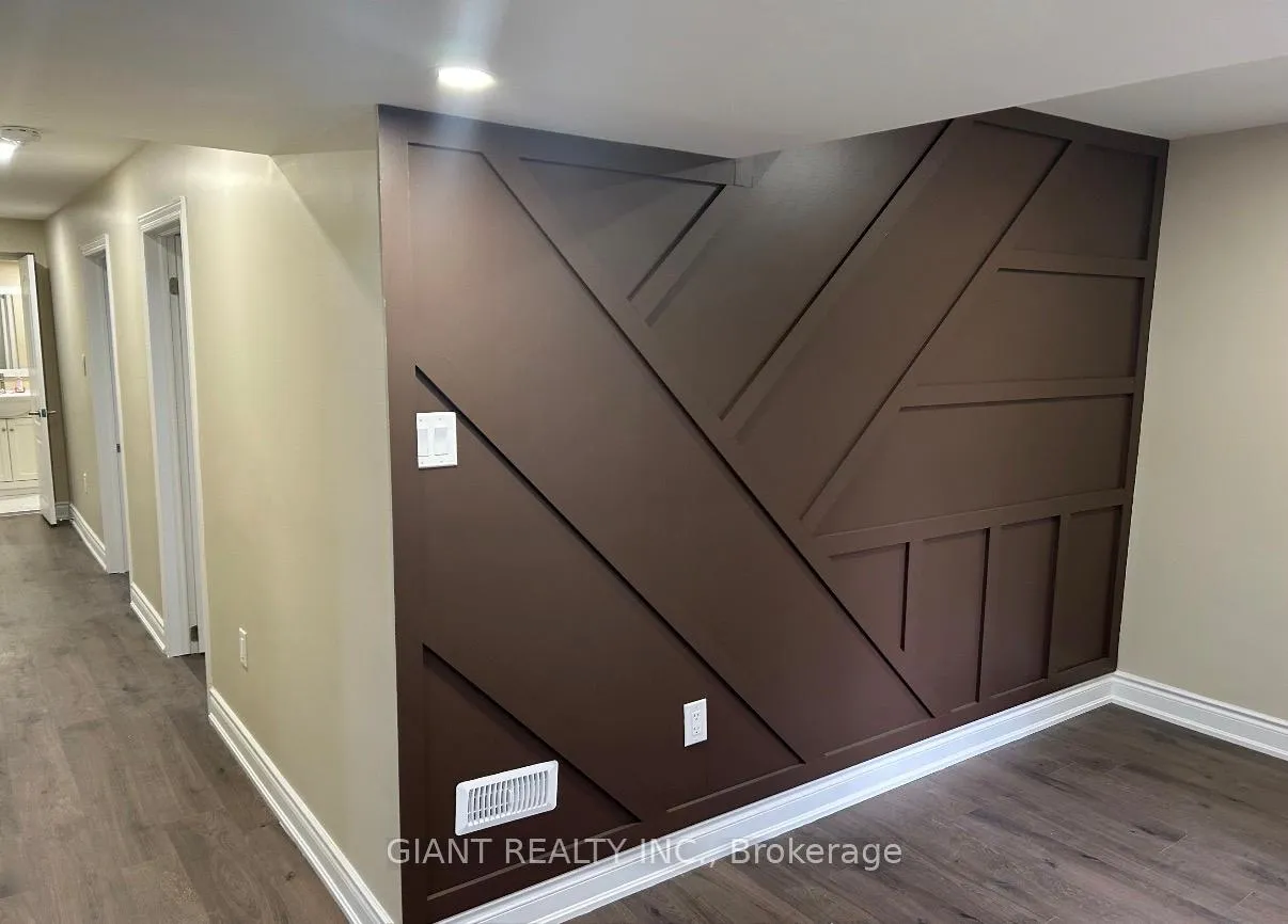 Photo 4 of 10 Polygon Court, Brampton, Heart Lake West — HOMEH